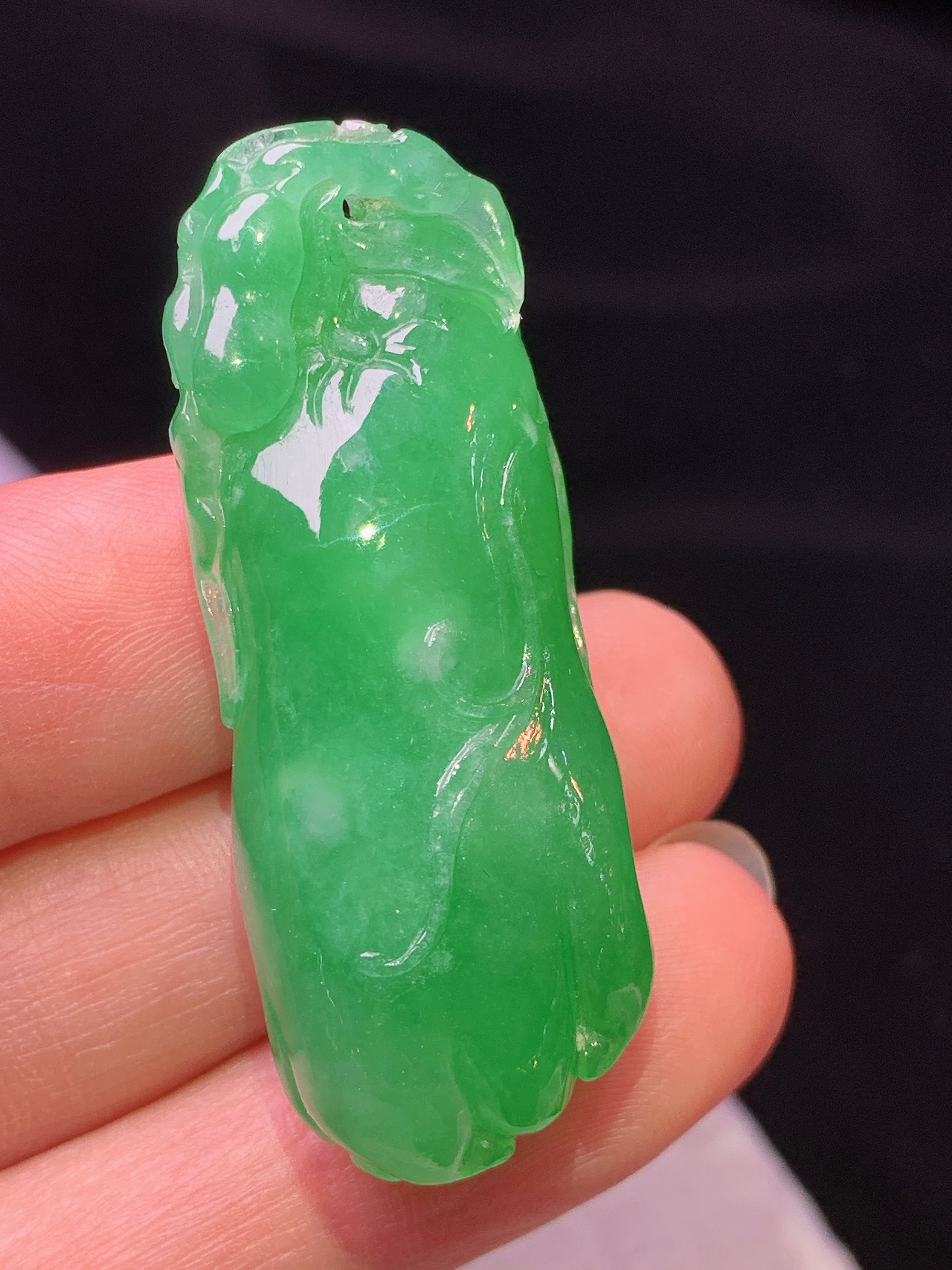 阳绿佛手瓜吊坠 玉质细腻 色泽艳丽清新 水润亮眼 整体尺寸43.6*17.2*12x9