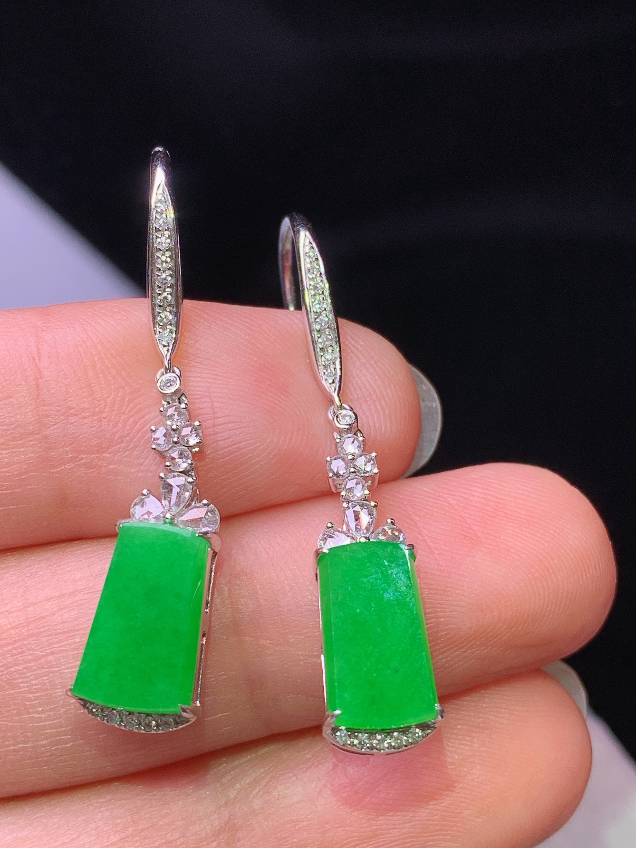 18k金钻镶嵌阳绿无事牌耳坠 玉质细腻 色泽艳丽清新 水润亮眼 整体尺寸36.8*6.3*4.2x9