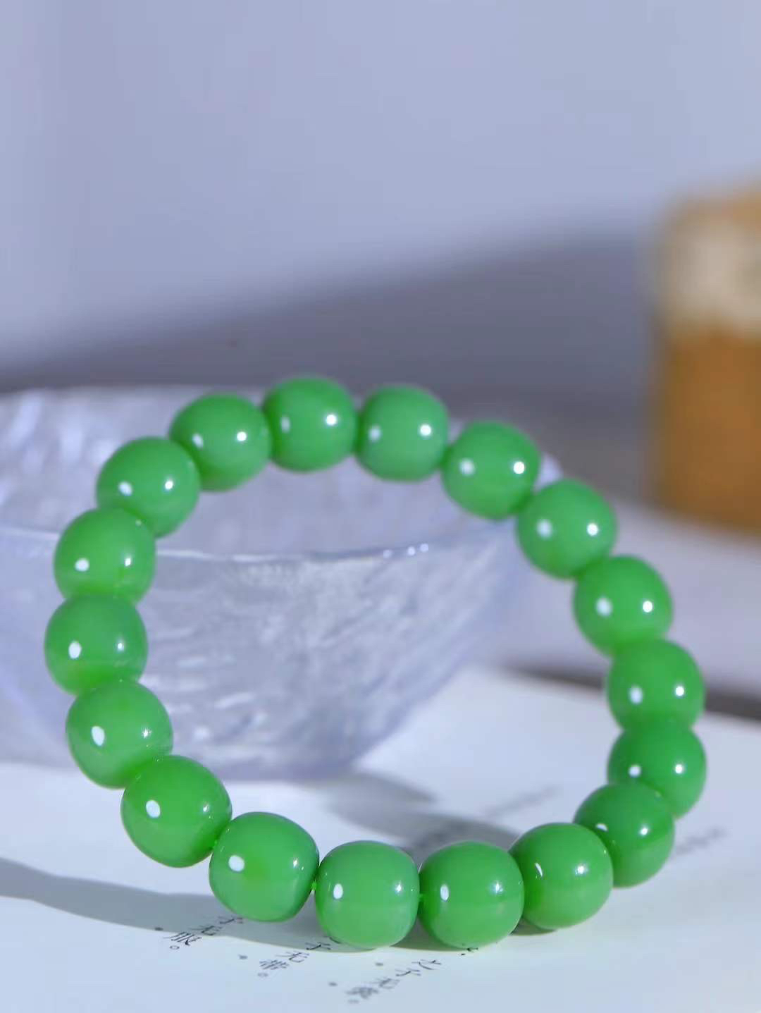 （老型珠.手串）

货头精选  和田玉碧玉老型珠手串，玉质细腻油润 饱满光滑 质朴无华，悠远简单，人心境界远，百世修炼深，心灵常驻善意持，觉悟人生百世修  重51.8克    尺寸取一11.5-11.9mm    10402068T