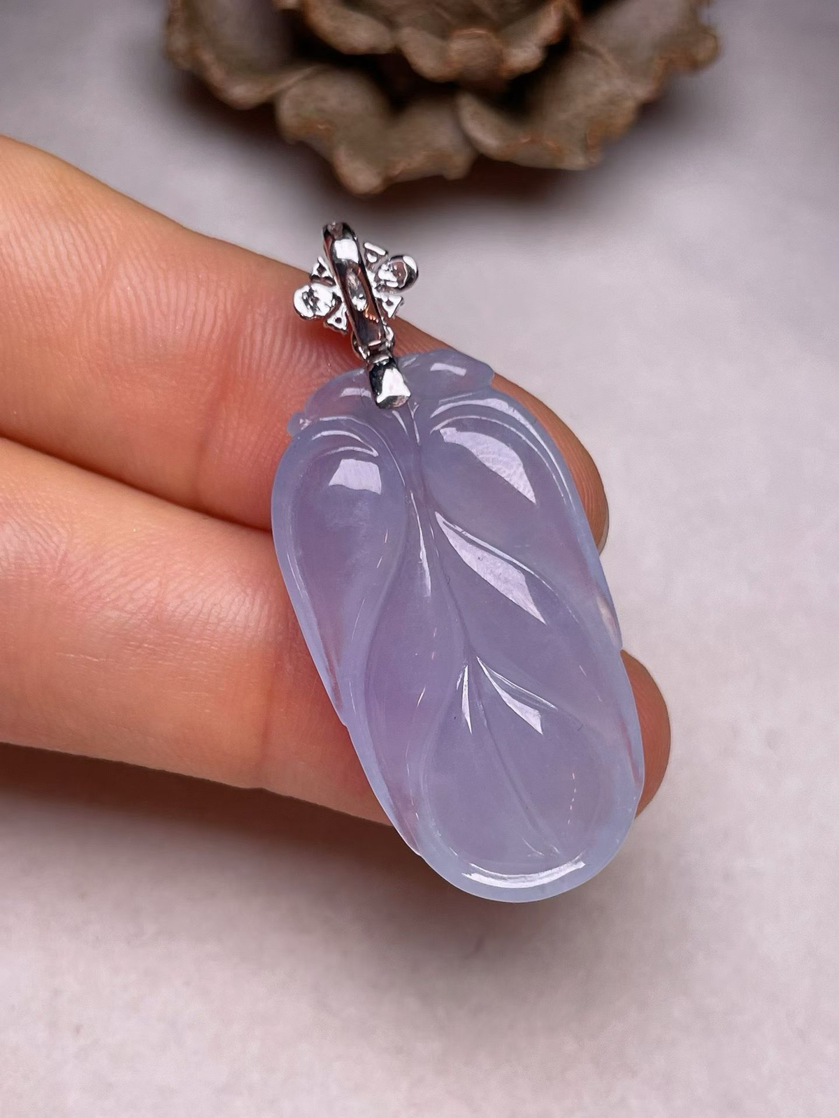 冰种紫罗兰叶子吊坠，真金真钻镶嵌，种水好，玉质细腻 .裸石尺寸 30.6*16.0