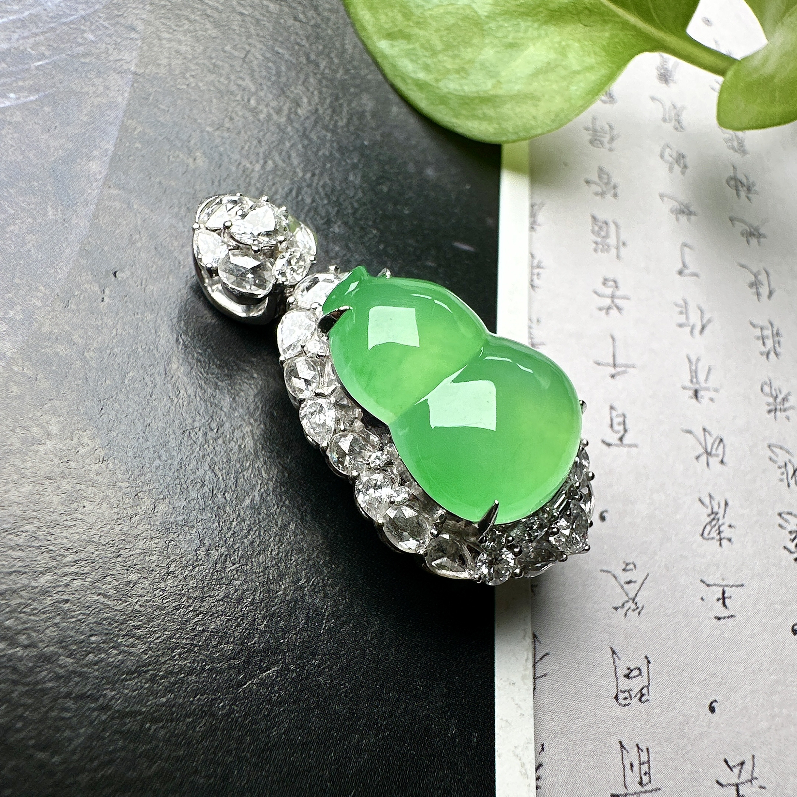 【冰种满绿葫芦吊坠】质地细腻，冰润起光，胶感强烈，冰感明显，18K金钻精美镶嵌，裸石尺寸16.3*11.6*5.5毫米