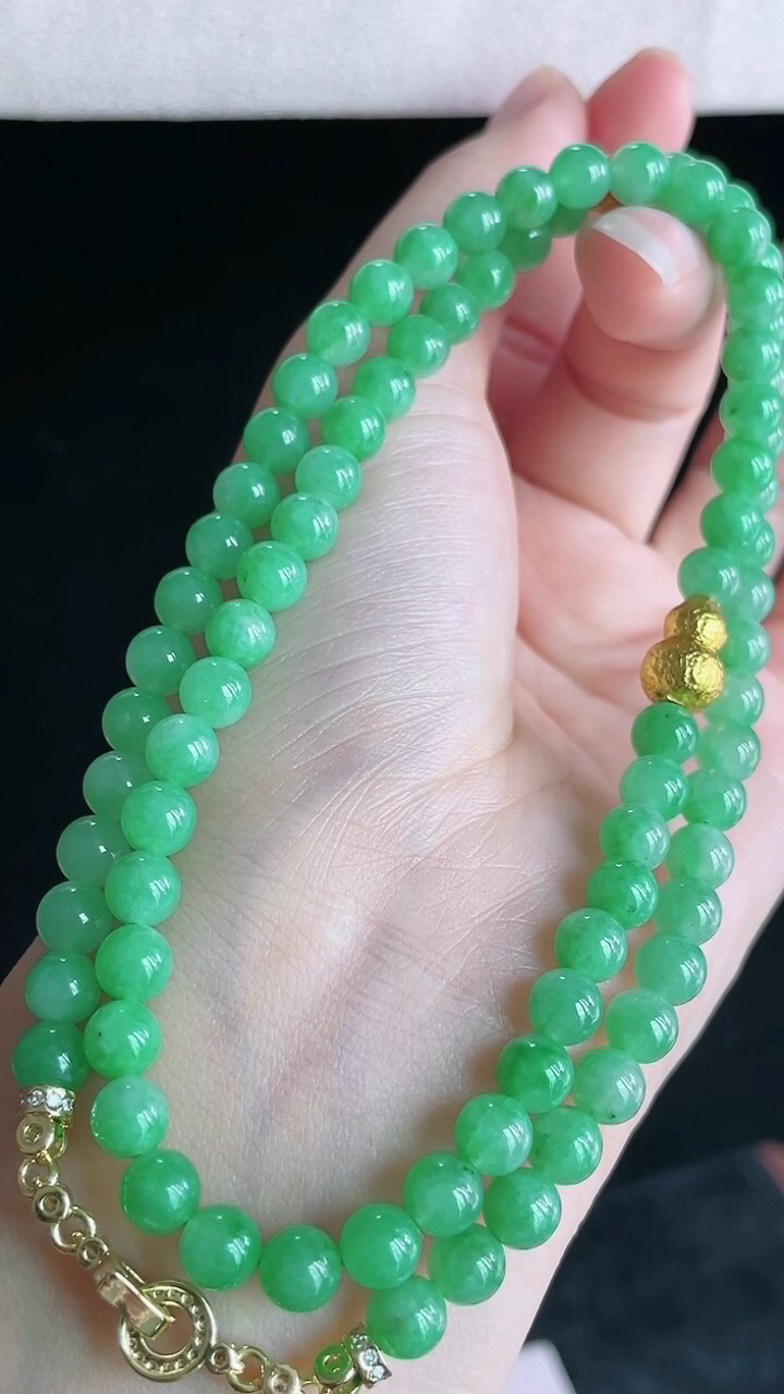 【翡翠名称】老坑种冰满绿圆珠项链
【翡翠尺寸】珠子平均6mm/颗
【翡翠描述】宝贝种老水足，玉质细腻，色泽靓丽，性价比高，佩戴效果好！
【其它赠送】权威证书/精美挂绳盒子/支持全国复检