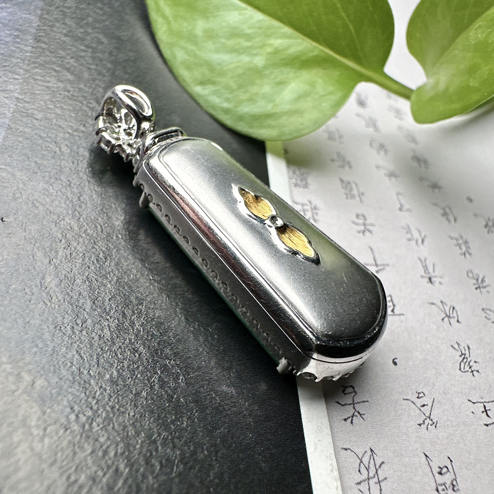 【冰种满绿无事牌】种水上乘，通透闪亮，晶莹剔透。收藏品质，18K金钻镶嵌，裸石尺寸22*11.6*2.6毫米。