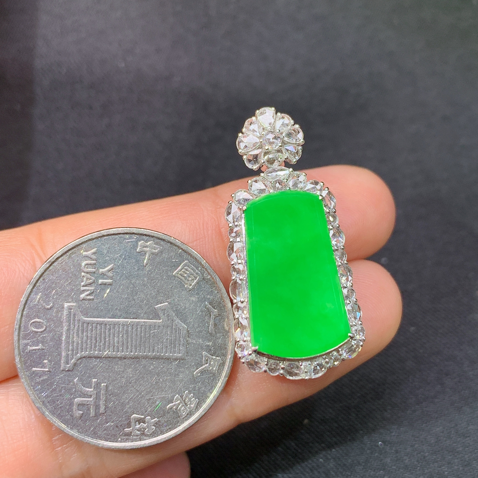 冰阳绿无事牌吊坠，18k金镶嵌，冰润色阳，玉质细腻，种水足，Yt 尺寸30.1*14.1*8.8