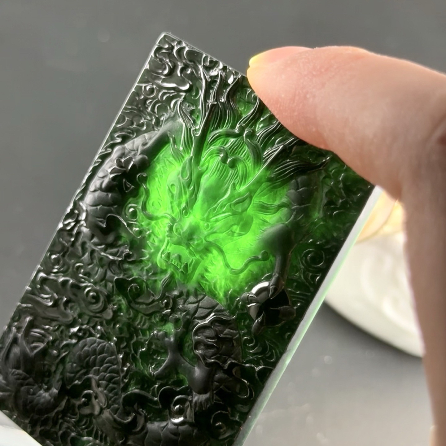 精品墨翠龙牌 种好色正 黑度极好 打灯通透 油性十足 尺寸61.2