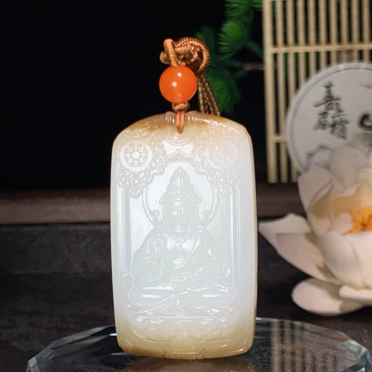 新疆和田玉且末糖座莲观音挂件 尺寸46/27/12重38克！玉质细腻油润 底色纯净 脂粉好，品质好。