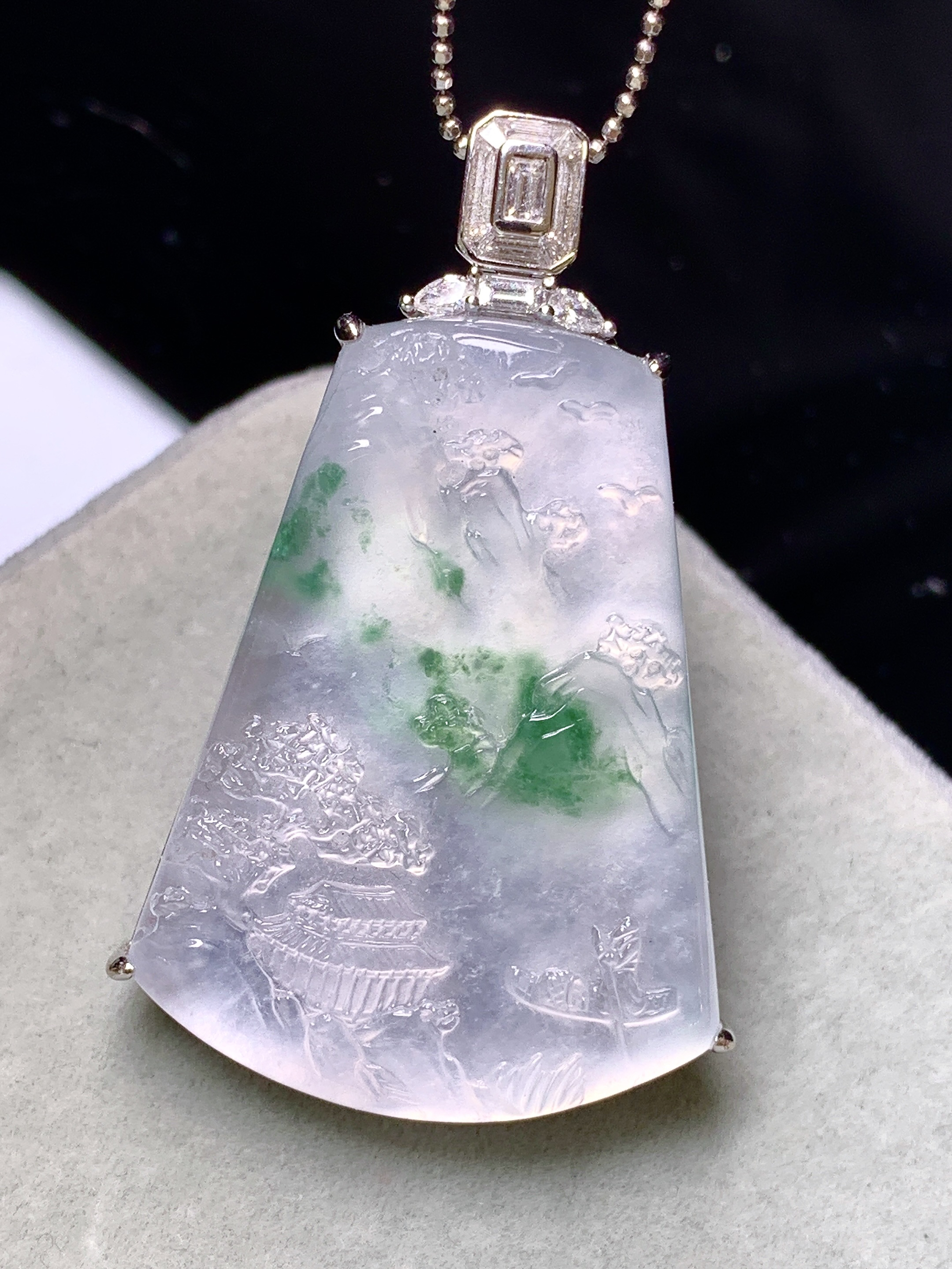 18k金钻镶嵌冰种飘绿山水牌子吊坠 玉质细腻 色泽艳丽清新 水润亮眼 整体尺寸43.7*26*7m5