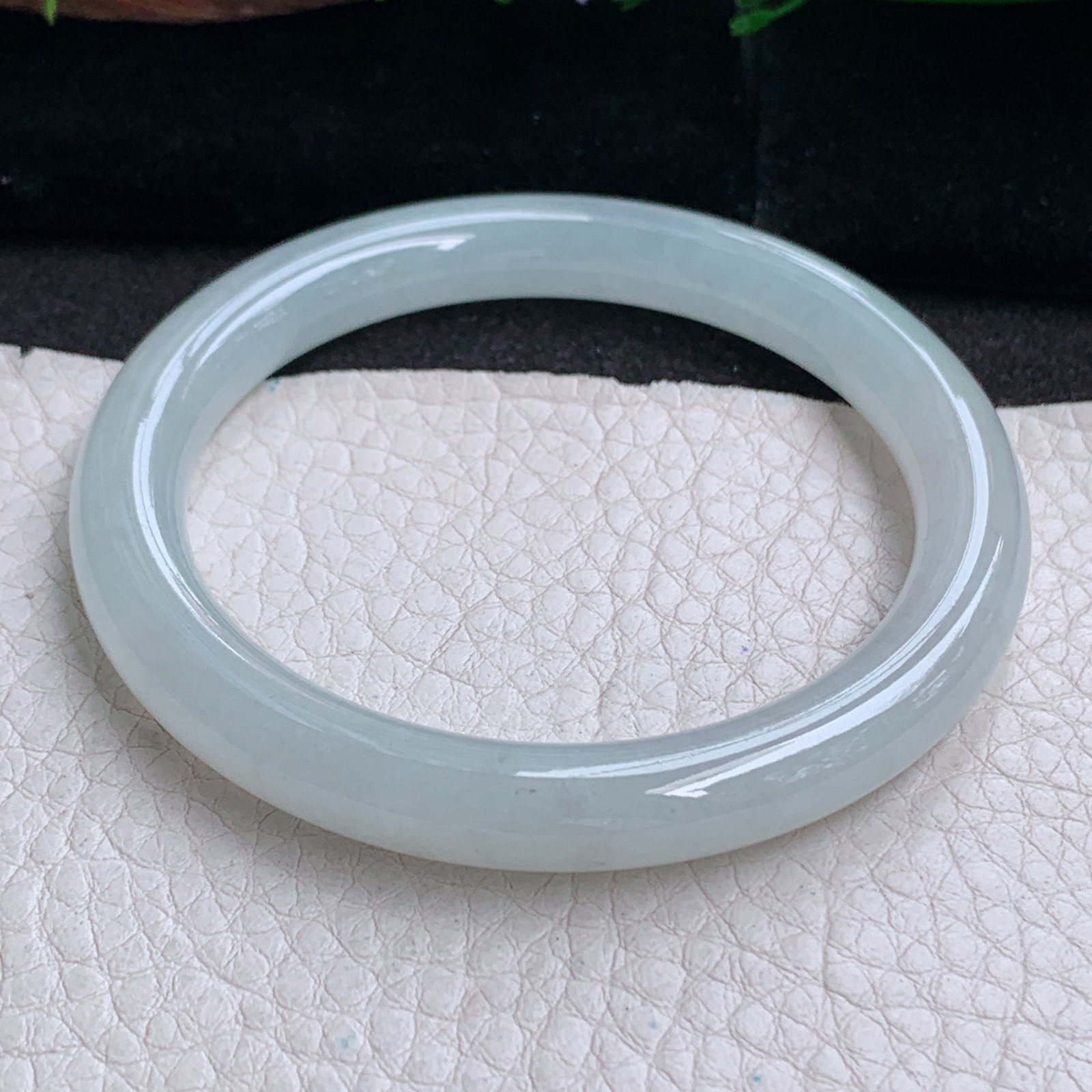 n实拍54.3*8.3美人镯 天然缅甸翡翠a货手镯淡绿圆条正圈叮当镯