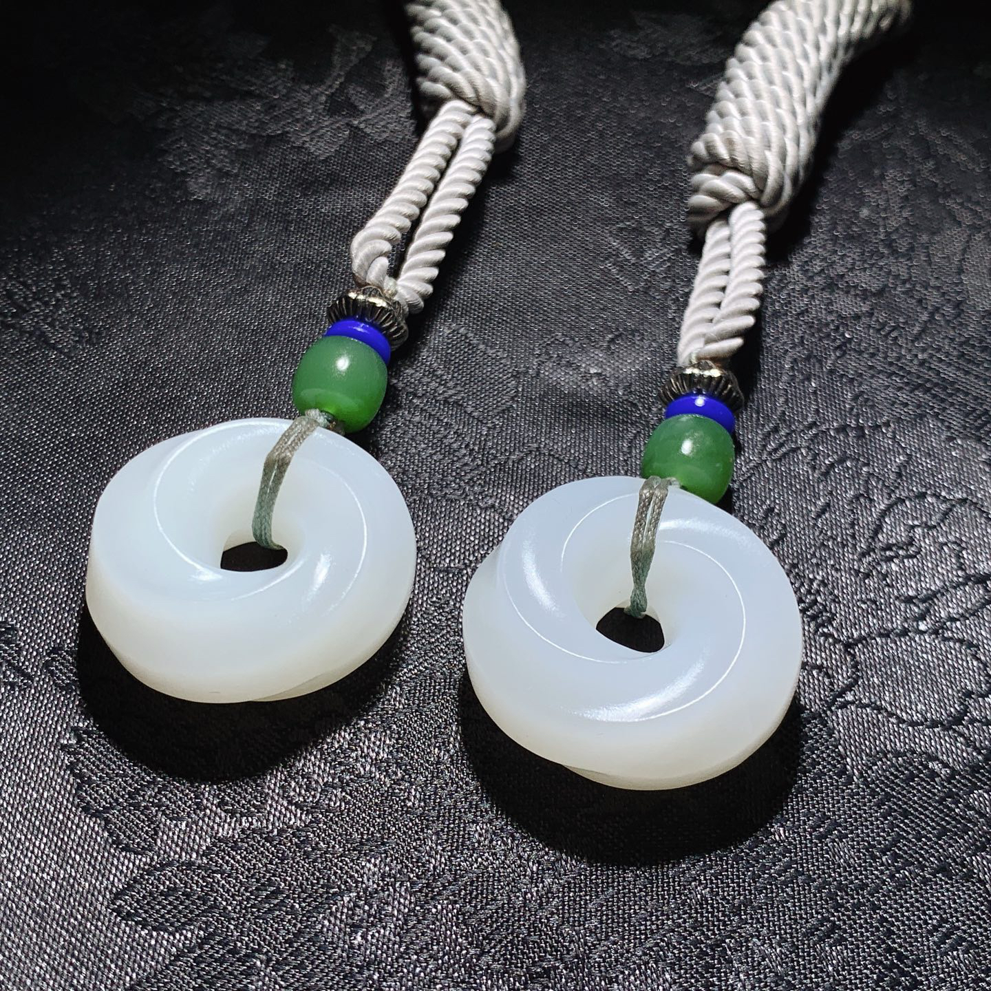 一个新疆和田玉羊脂白玉时来运转平安扣挂件 尺寸26/10！玉质细腻油润 底色纯净 脂粉好，品质好。lt260420