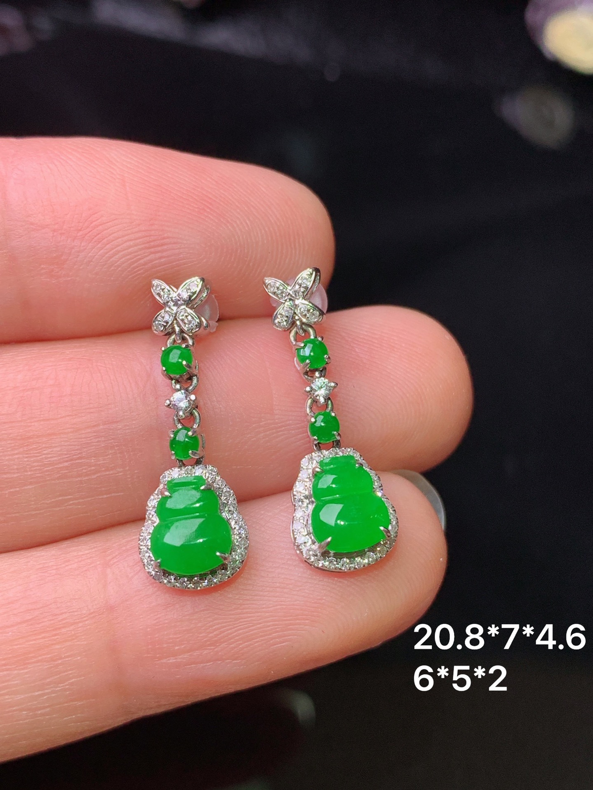 18k金钻镶嵌满绿葫芦耳坠 玉质细腻 色泽清新艳丽 整体尺寸20.8*7*4.6