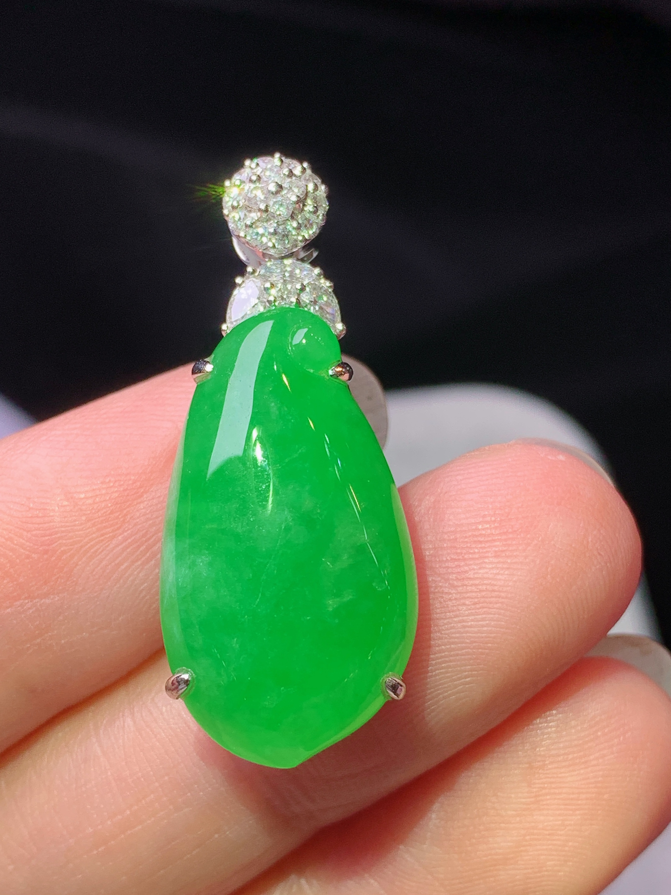 18k金钻镶嵌冰阳绿福瓜吊坠 玉质细腻 色泽艳丽清新 水润亮眼 整体尺寸32*13*9z1