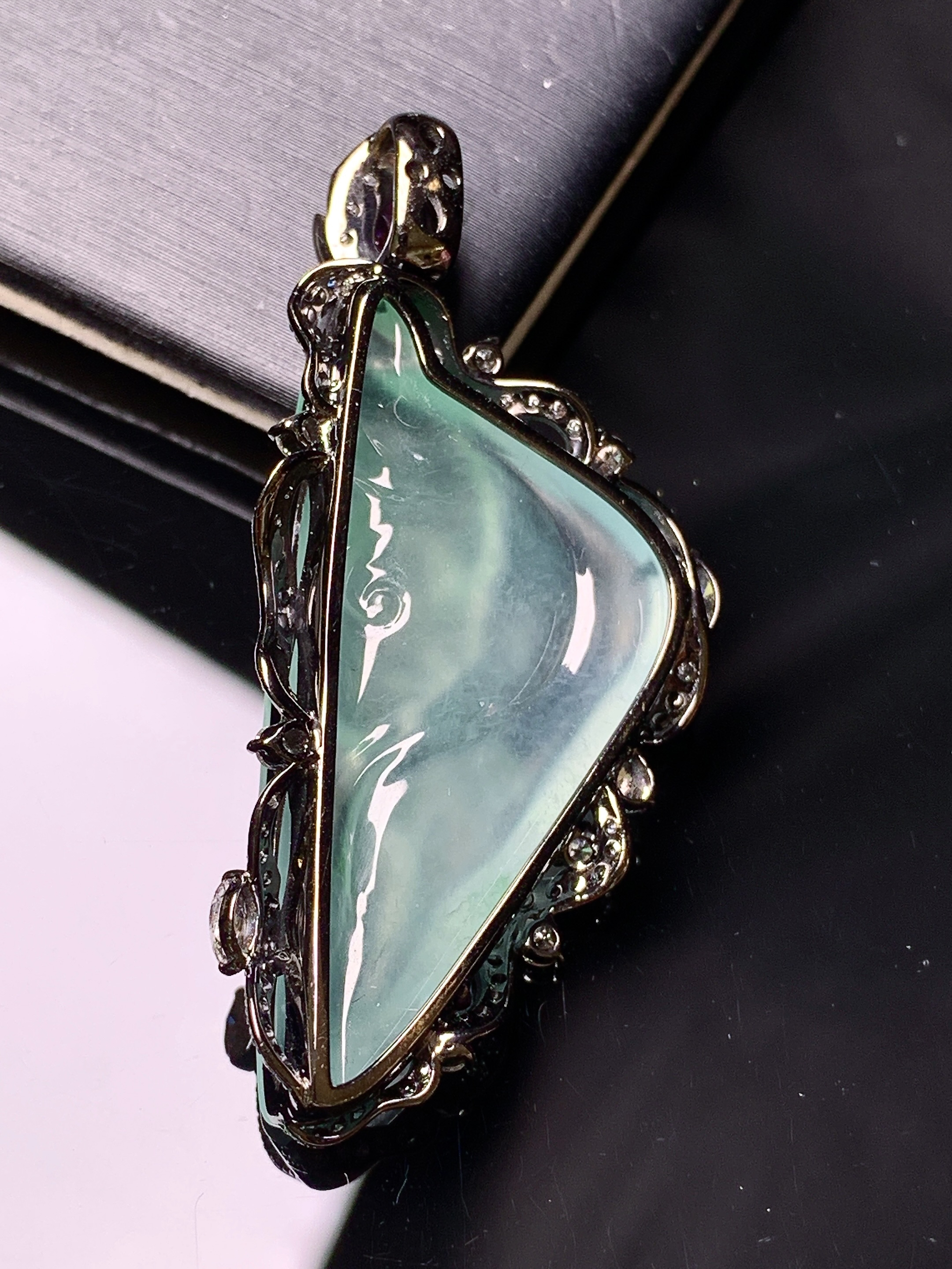 18k金钻镶嵌冰种晴底佛头吊坠 玉质细腻 色泽艳丽清新 水润亮眼 整体尺寸47.6*22.2*7.2m5