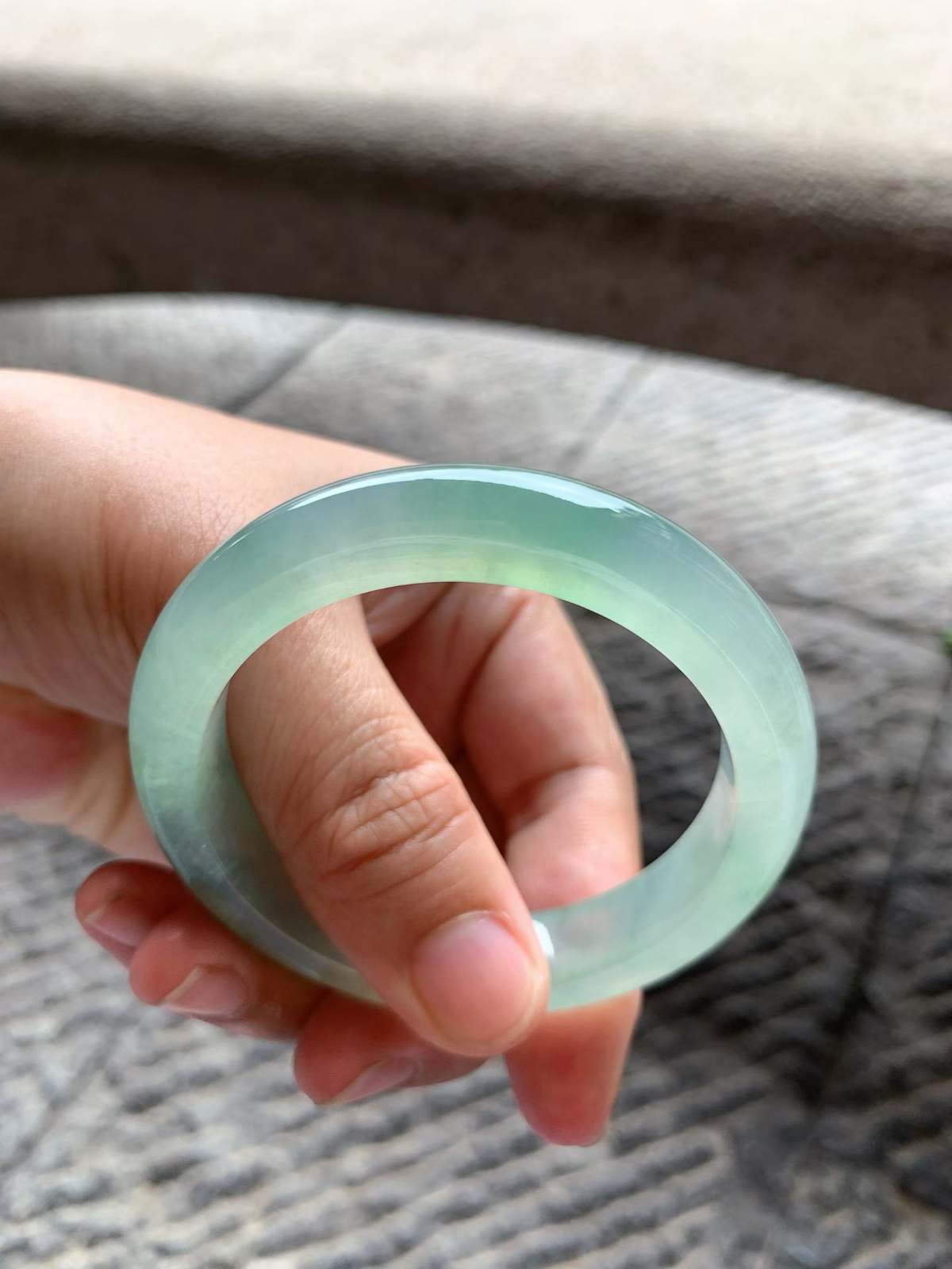 老坑种晴水绿正圈手镯尺寸52.5*11.5*9 老坑种水，通透冰凝，水头十足，如同雨后初晴的湖水，通透感拉满，起莹起胶，整体颜色清新淡雅，温润舒适！