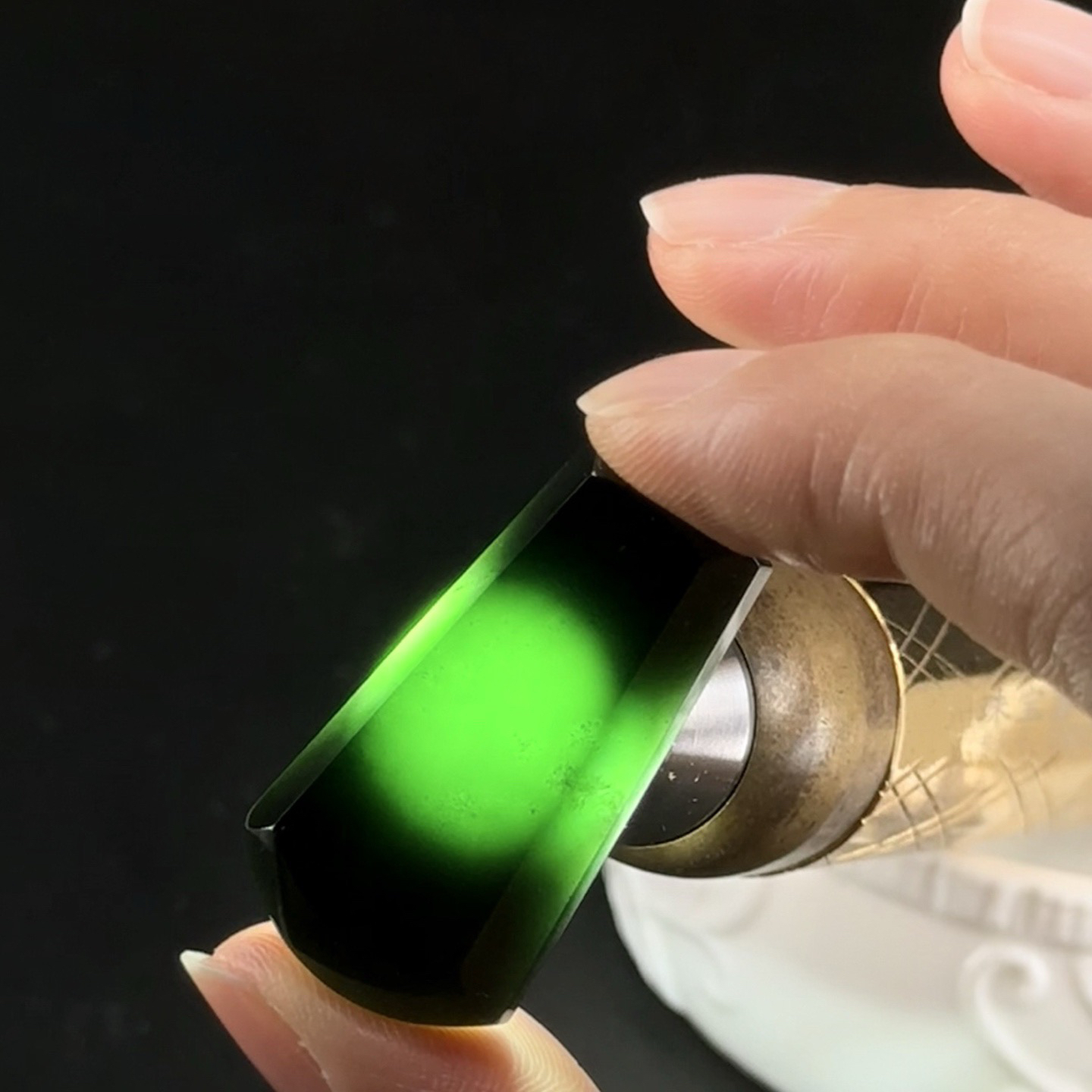 精品墨翠无事牌 种好色正 黑度极好 打灯通透 尺寸35.6