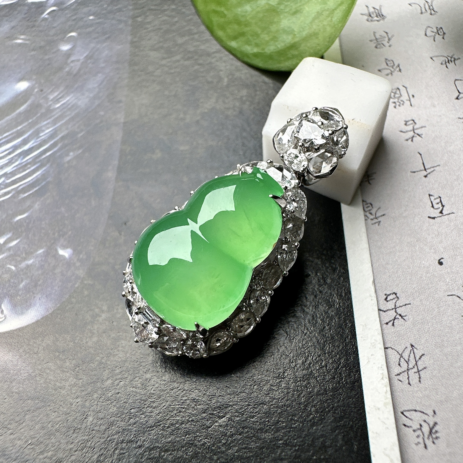 【冰种满绿葫芦吊坠】质地细腻，冰润起光，胶感强烈，冰感明显，18K金钻精美镶嵌，裸石尺寸16.3*11.6*5.5毫米