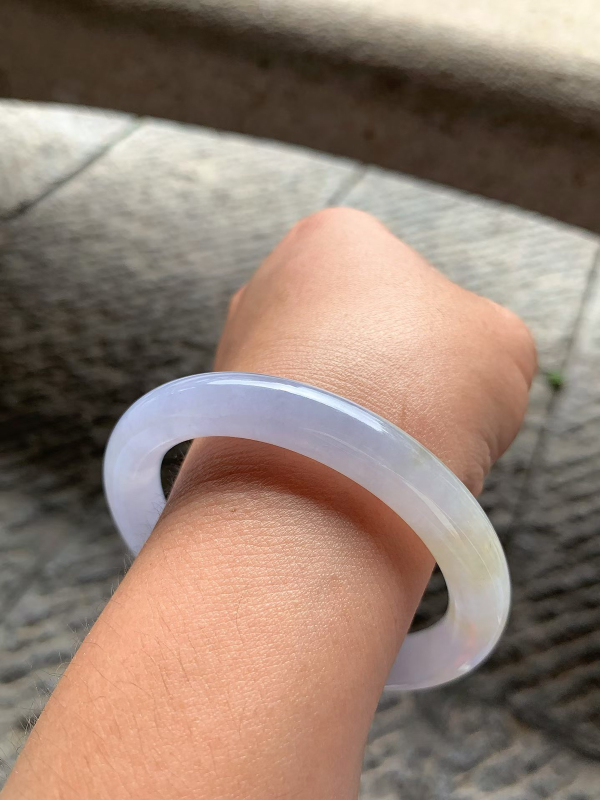 紫罗兰黄翡圆条手镯尺寸54.5*10*9.5 玉质细腻均匀，紫色淡雅清新，镯身一侧带有天然形成的暖黄色俏色，色泽柔和自然，韵味十足！