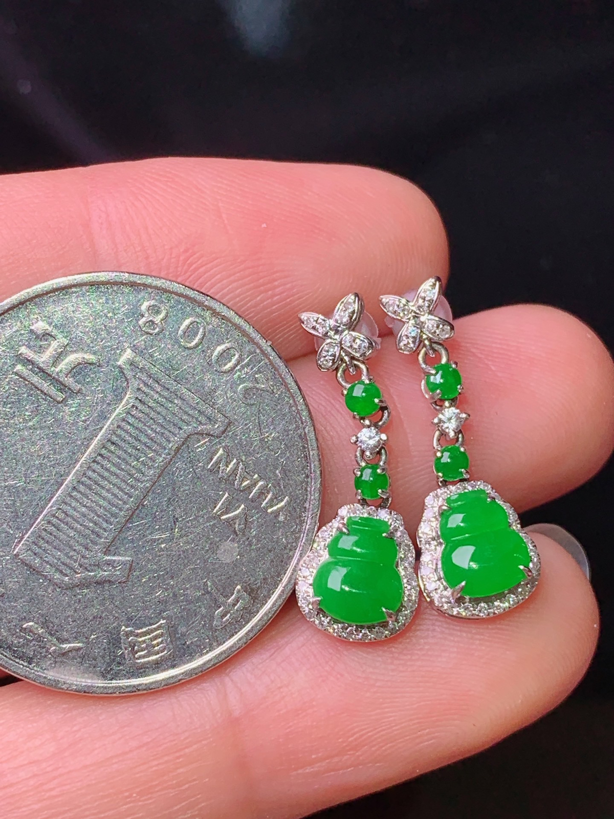 18k金钻镶嵌满绿葫芦耳坠 玉质细腻 色泽清新艳丽 整体尺寸20.8*7*4.6