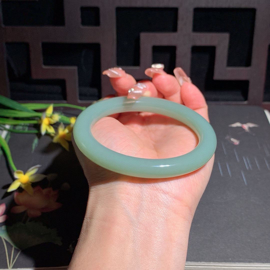 天蓝色，和田玉59.5圈口且末蓝圆条手镯！玉质细腻油润 底色纯净 无裂无黑脂粉好，品质高。