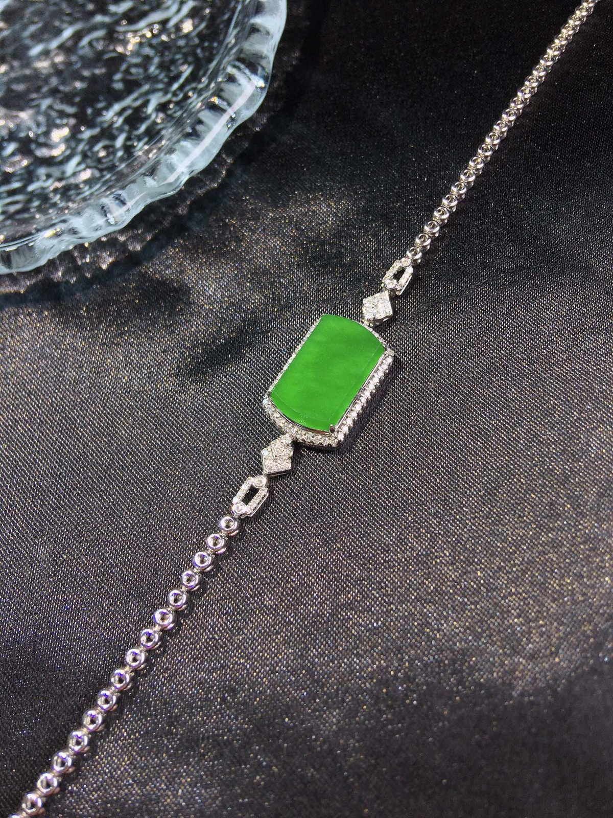 缅甸翡翠，满绿无事牌手链
18K金镶嵌钻石D15