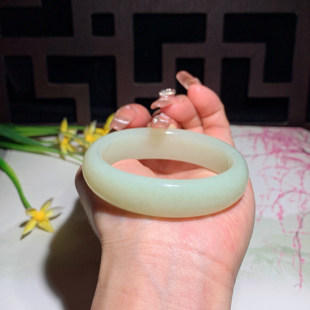 和田玉53圈口黄口料宽条贵妃手镯！内径57/46玉质细腻油润 底色纯净 无裂无杂 脂粉好，品质好！