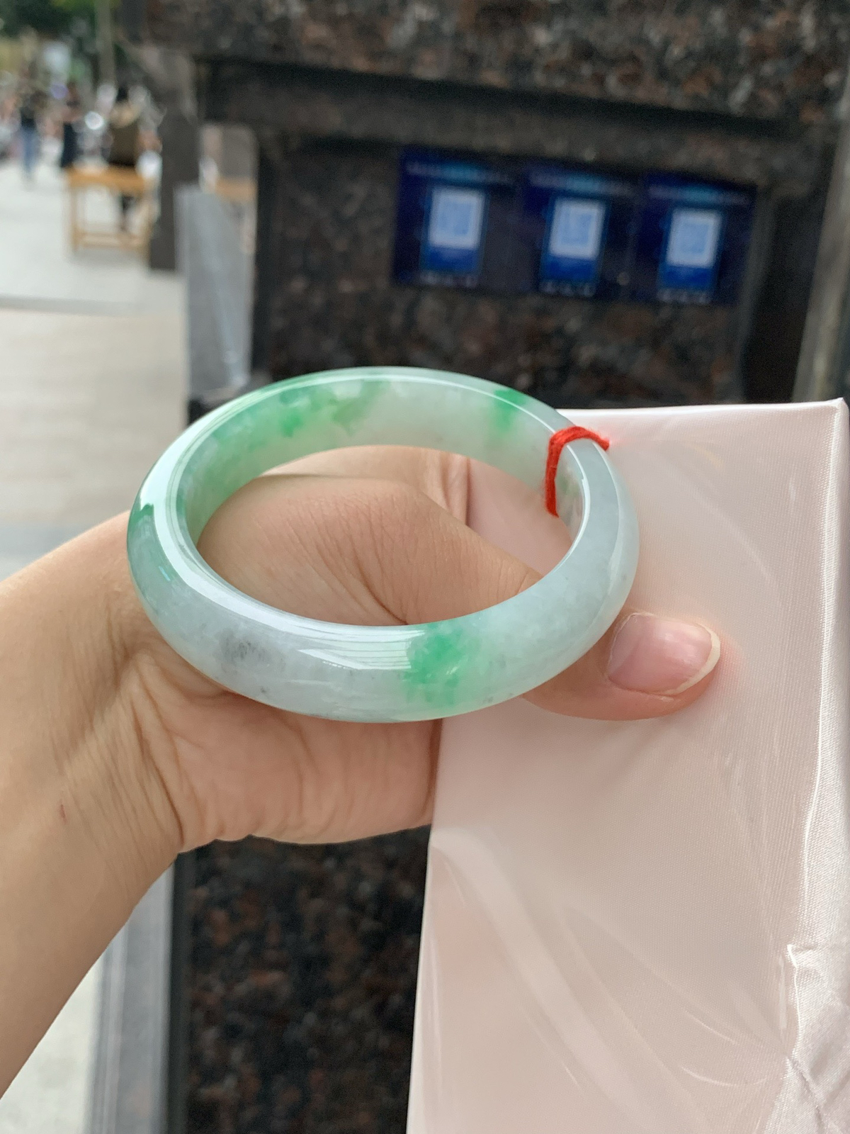 飘绿正圈飘乌鸡
尺寸：56.8-13.2-8.9