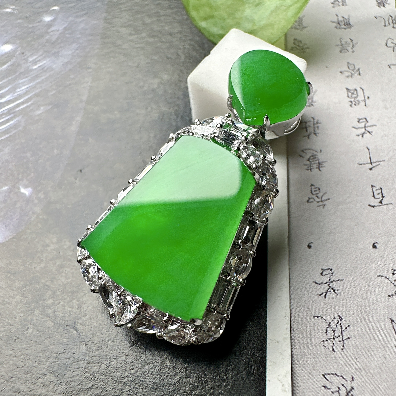【冰种满绿无事牌】种水上乘，通透闪亮，晶莹剔透。收藏品质，18K金钻镶嵌，裸石尺寸17.7*14.8*3毫米。