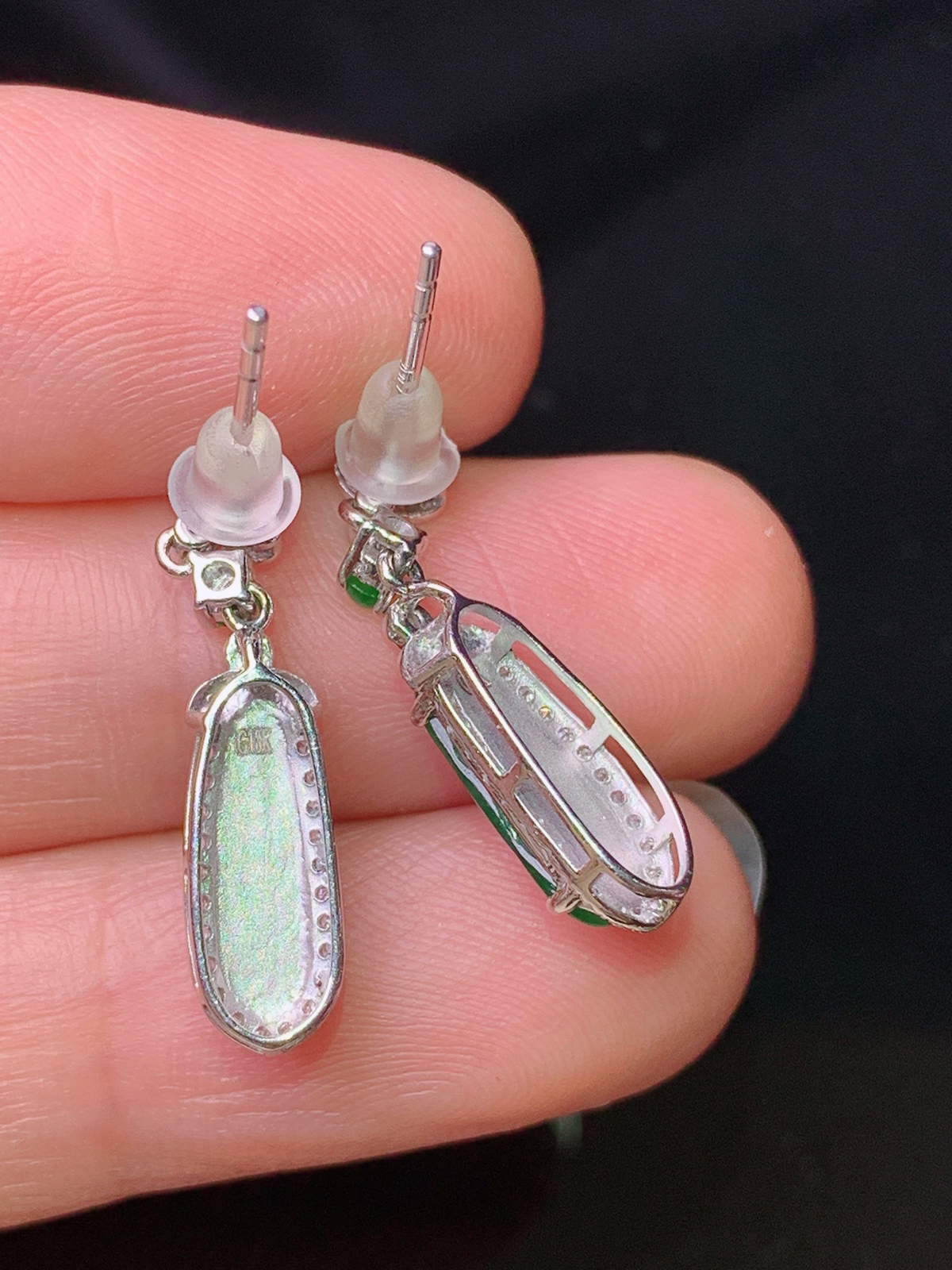 18k金钻镶嵌满绿四季豆吊坠 玉质细腻 色泽清新艳丽 整体尺寸23.2*5.3*5