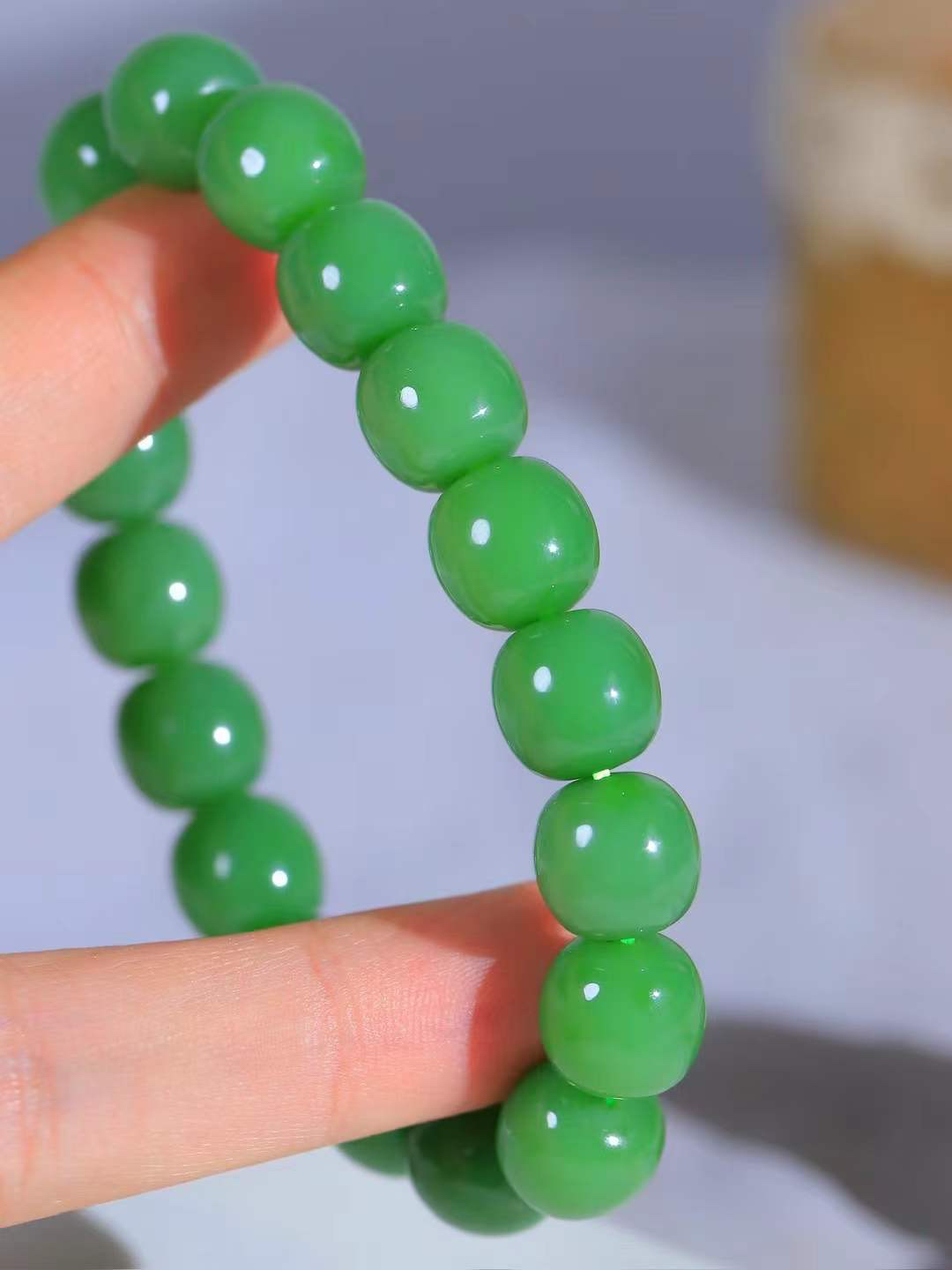 （老型珠.手串）

货头精选  和田玉碧玉老型珠手串，玉质细腻油润 饱满光滑 质朴无华，悠远简单，人心境界远，百世修炼深，心灵常驻善意持，觉悟人生百世修  重51.8克    尺寸取一11.5-11.9mm    10402068T