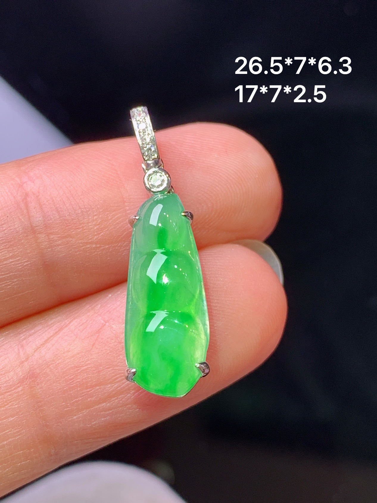 18k金钻镶嵌冰阳绿四季豆吊坠 玉质细腻 色泽艳丽清新 水润亮眼 整体尺寸26.5*7*6.3h1