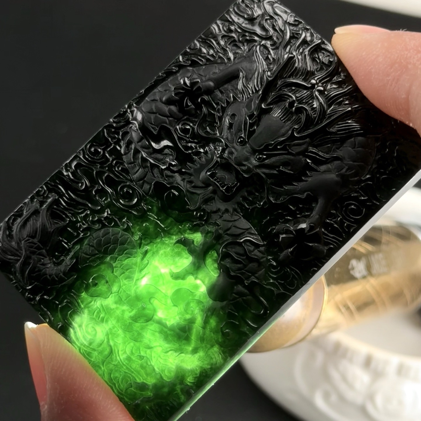 精品墨翠龙牌 种好色正 黑度极好 打灯通透 油性十足 尺寸61.2