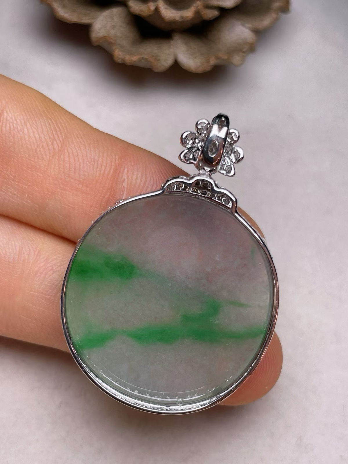 冰种飘绿平安扣吊坠、真金真钻镶嵌，种水好，玉质细腻 .裸石尺寸 26.0