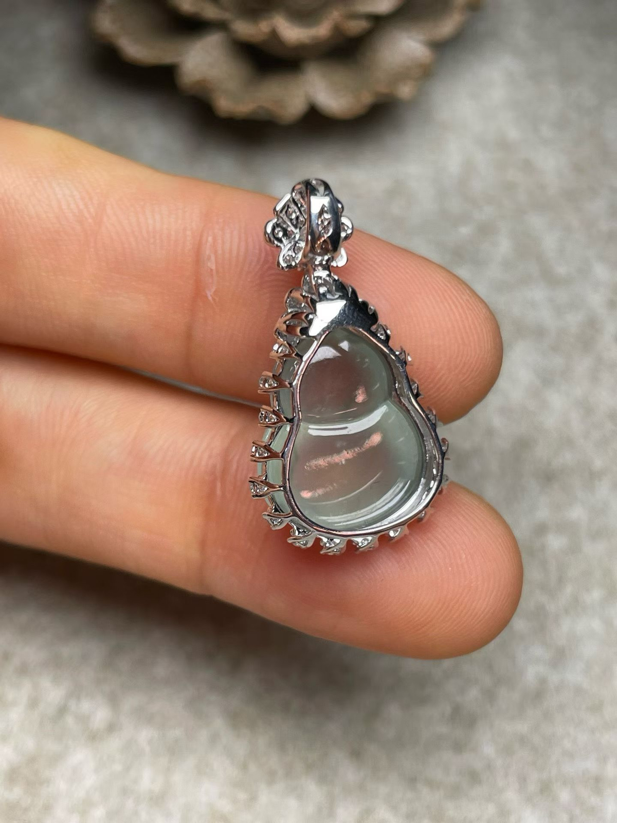 冰种飘花葫芦吊坠、真金真钻镶嵌，种水好，玉质细腻 .裸石尺寸 15.2*11.8