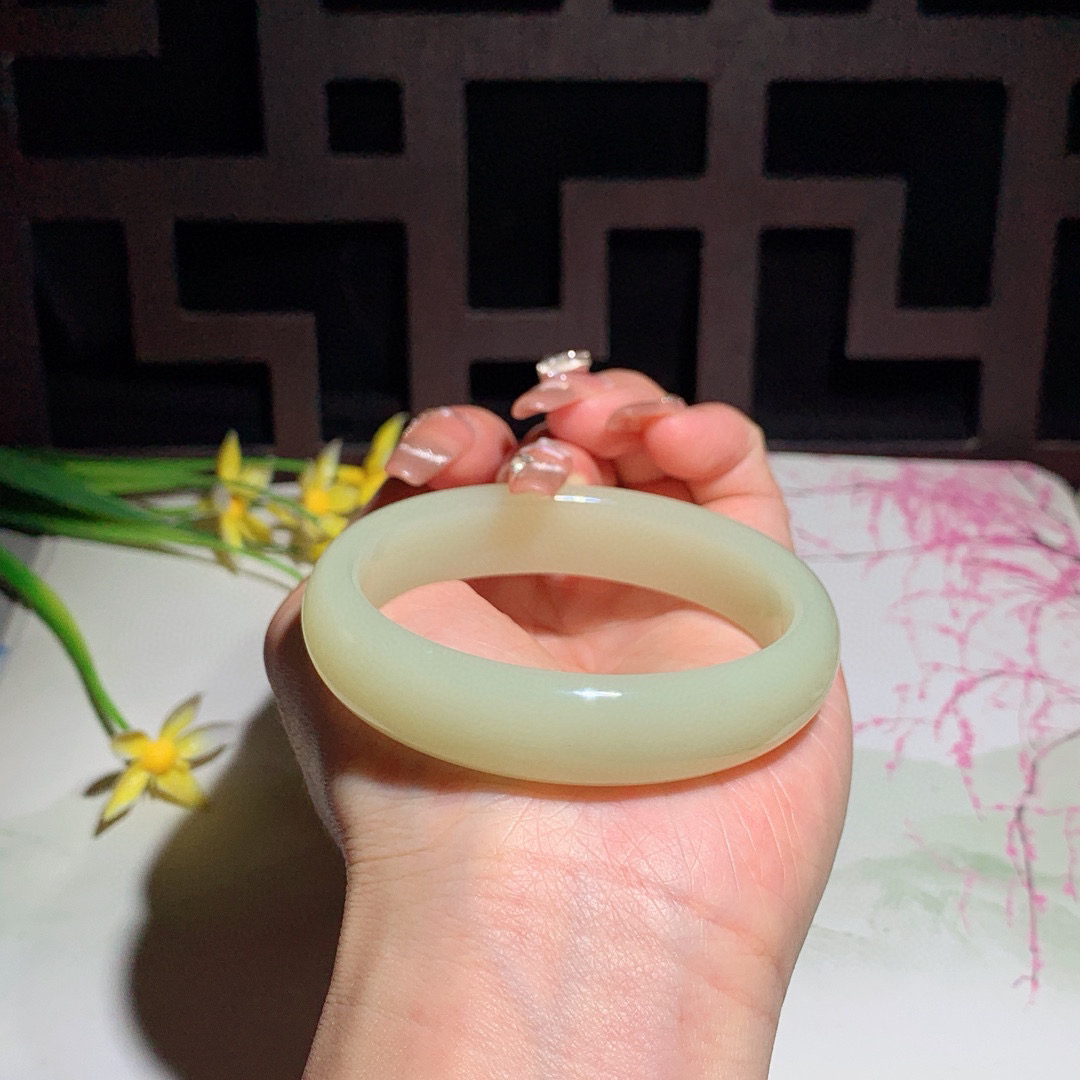 和田玉52圈口黄口料宽条贵妃手镯！内径56/47.5玉质细腻油润 底色纯净 无裂无棉 脂粉好，品质好