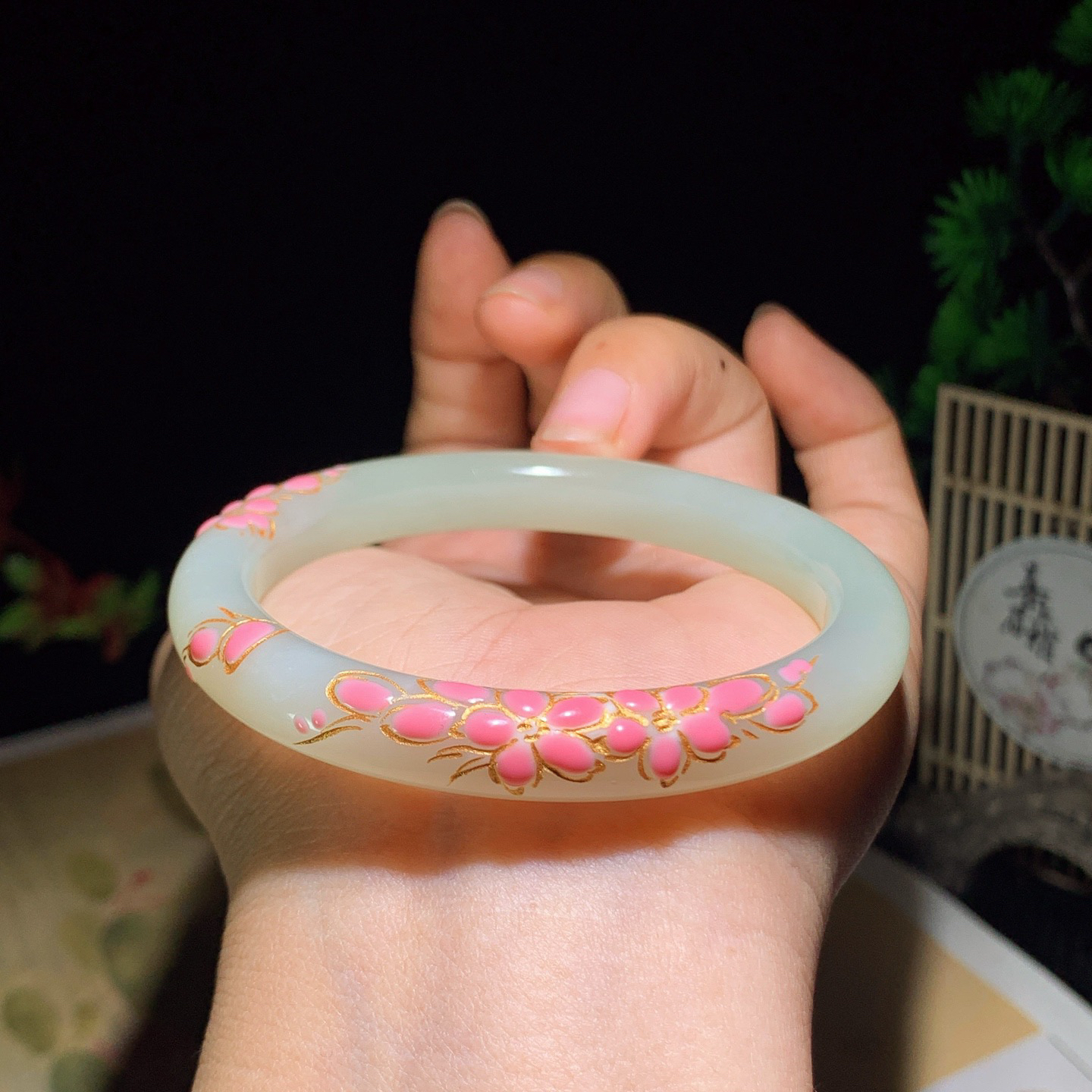 56圈口和田玉大漆清水花开富贵手镯 56圈口条宽9厚8重35.5克。玉质细腻油润。手推出油。佩戴高端典雅。lt260418