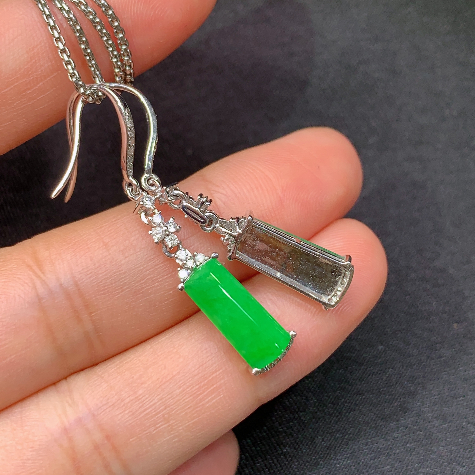 冰阳绿无事牌耳坠，18k金镶嵌，简约时尚，冰润色阳，种水足，Xj 尺寸12.3*4.9*2