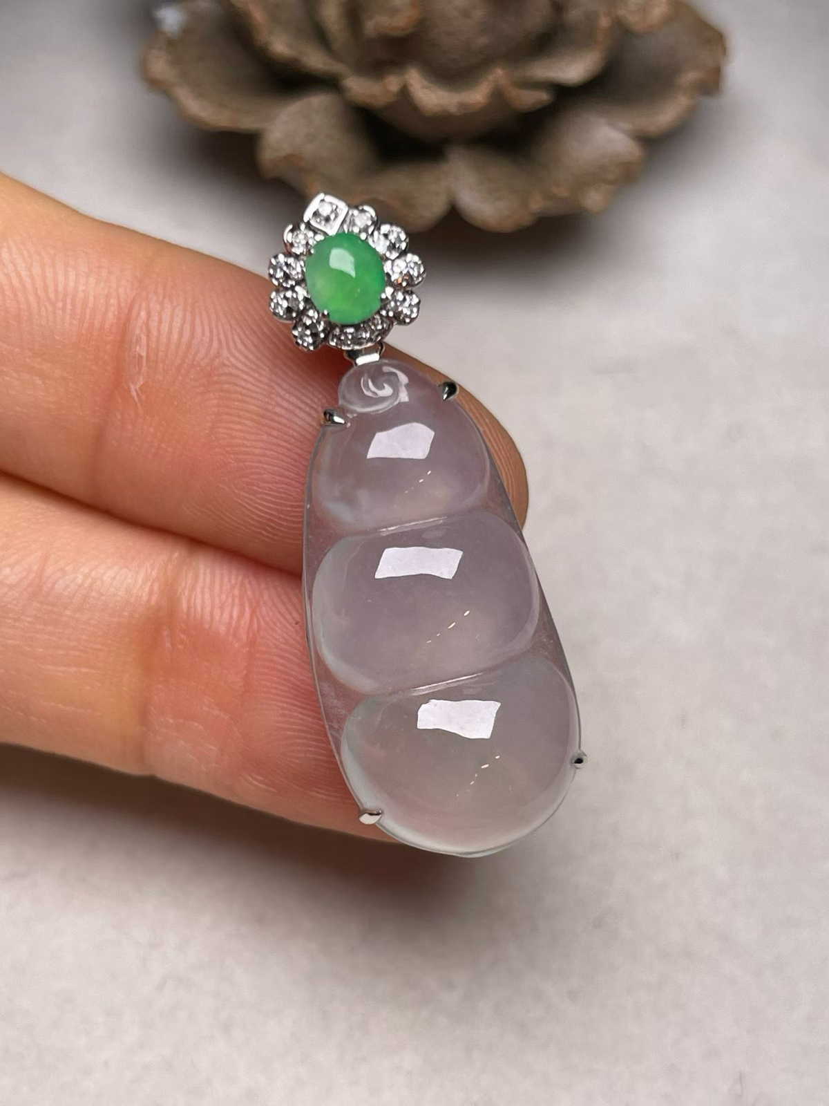 冰种福豆吊坠、真金真钻镶嵌，种水好，玉质细腻 .裸石尺寸 25.5*12.8