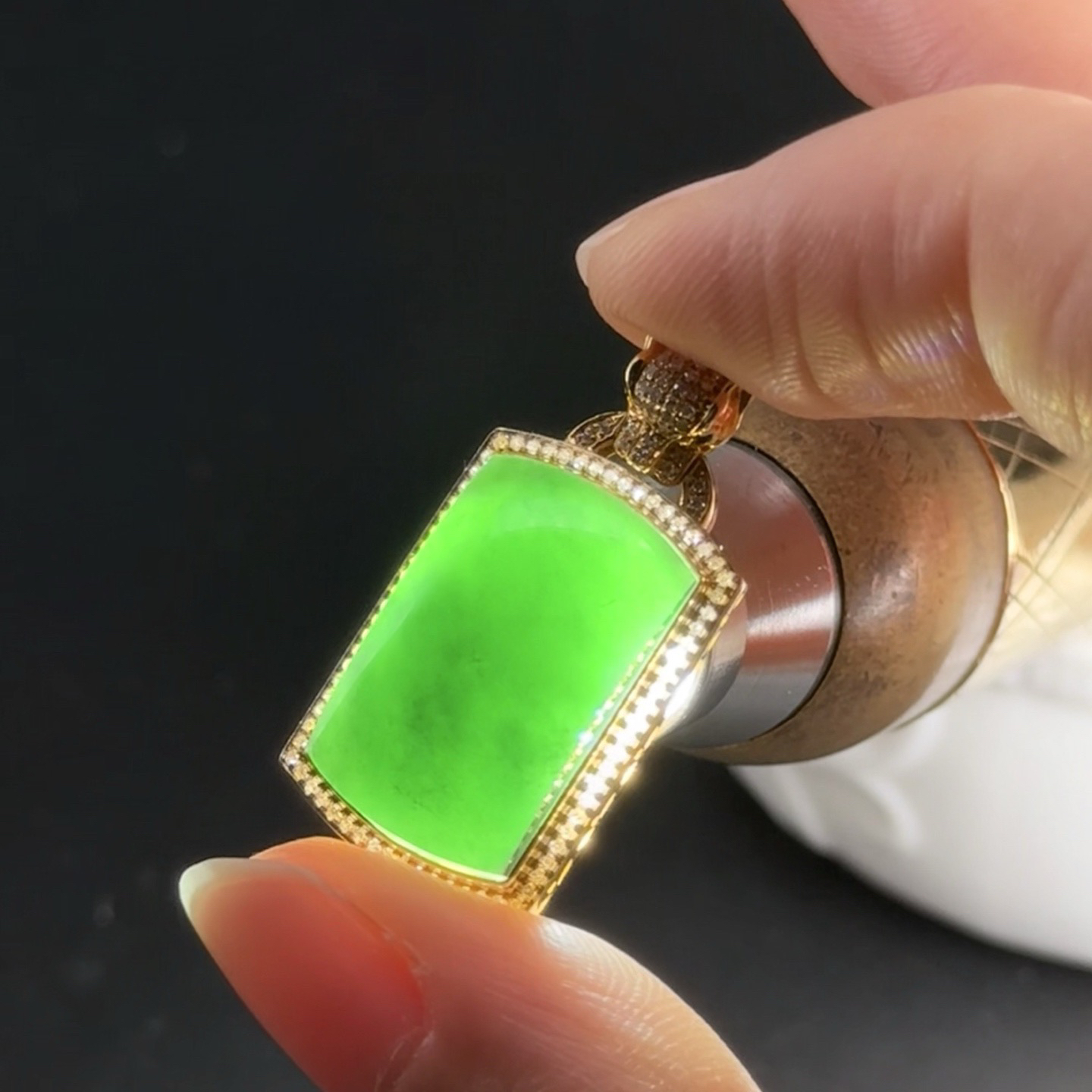 精品18k墨翠马鞍吊坠 种好色正 黑度好 打灯通透 油性十足  尺寸28.7