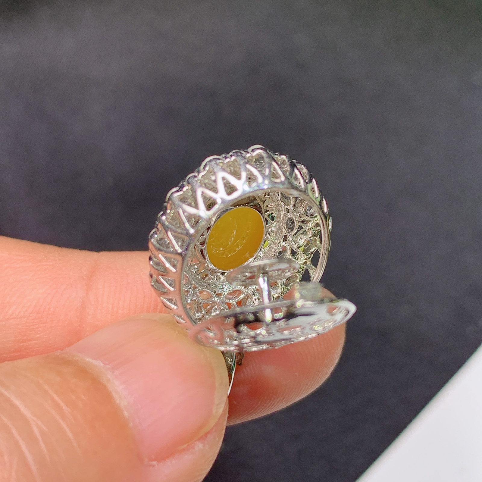 冰黄翡蛋面吊坠，18k金镶嵌，冰润鲜艳，玉质细腻，种水足，Ych 尺寸23.9*14.5*10.9