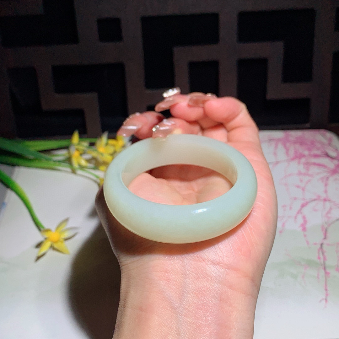 和田玉51.5圈口黄口料宽条贵妃手镯！圈口56/45.5玉质细腻油润 底色纯净 无裂无杂 脂粉好，品质好！