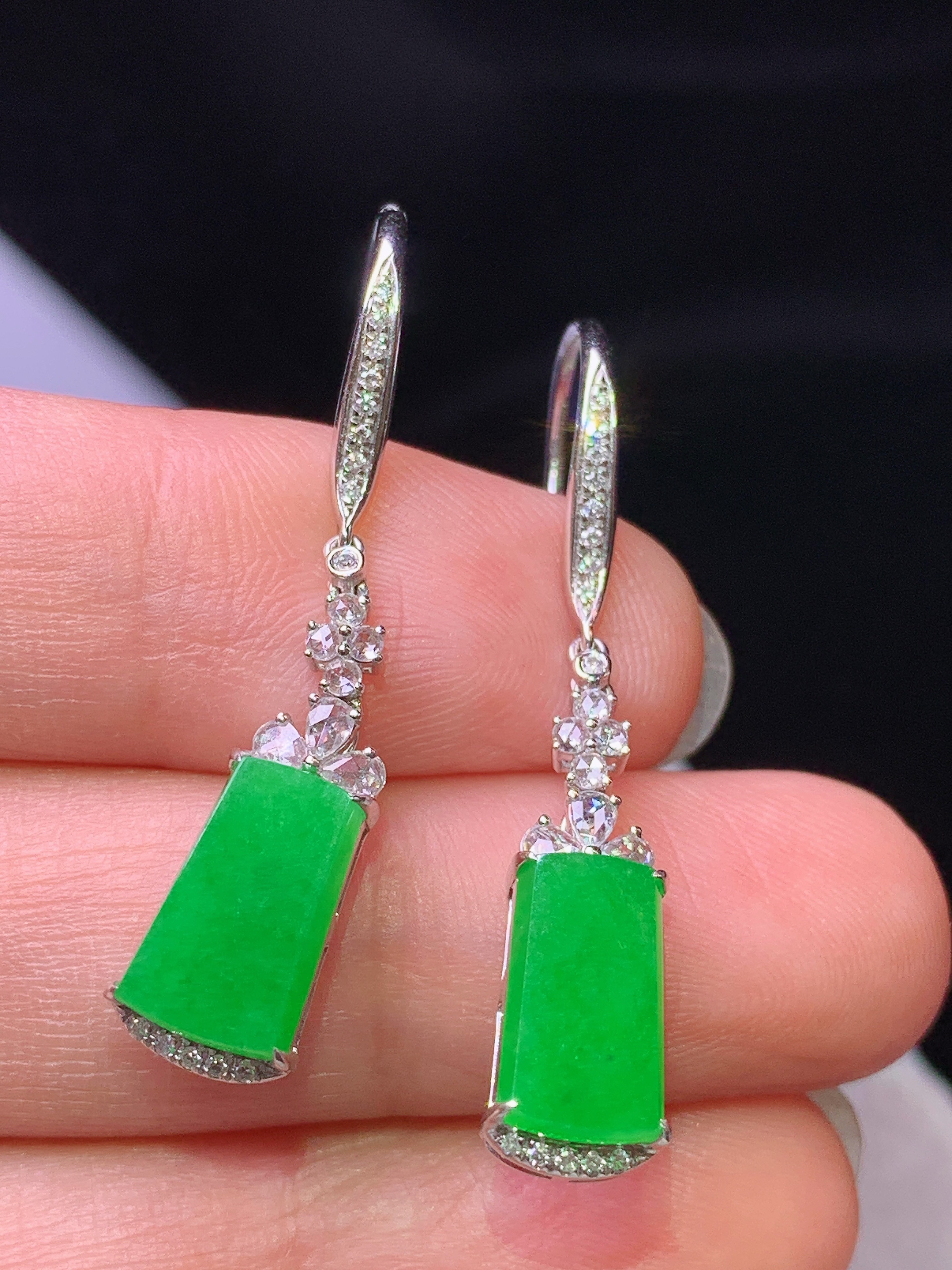 18k金钻镶嵌阳绿无事牌耳坠 玉质细腻 色泽艳丽清新 水润亮眼 整体尺寸36.8*6.3*4.2x9