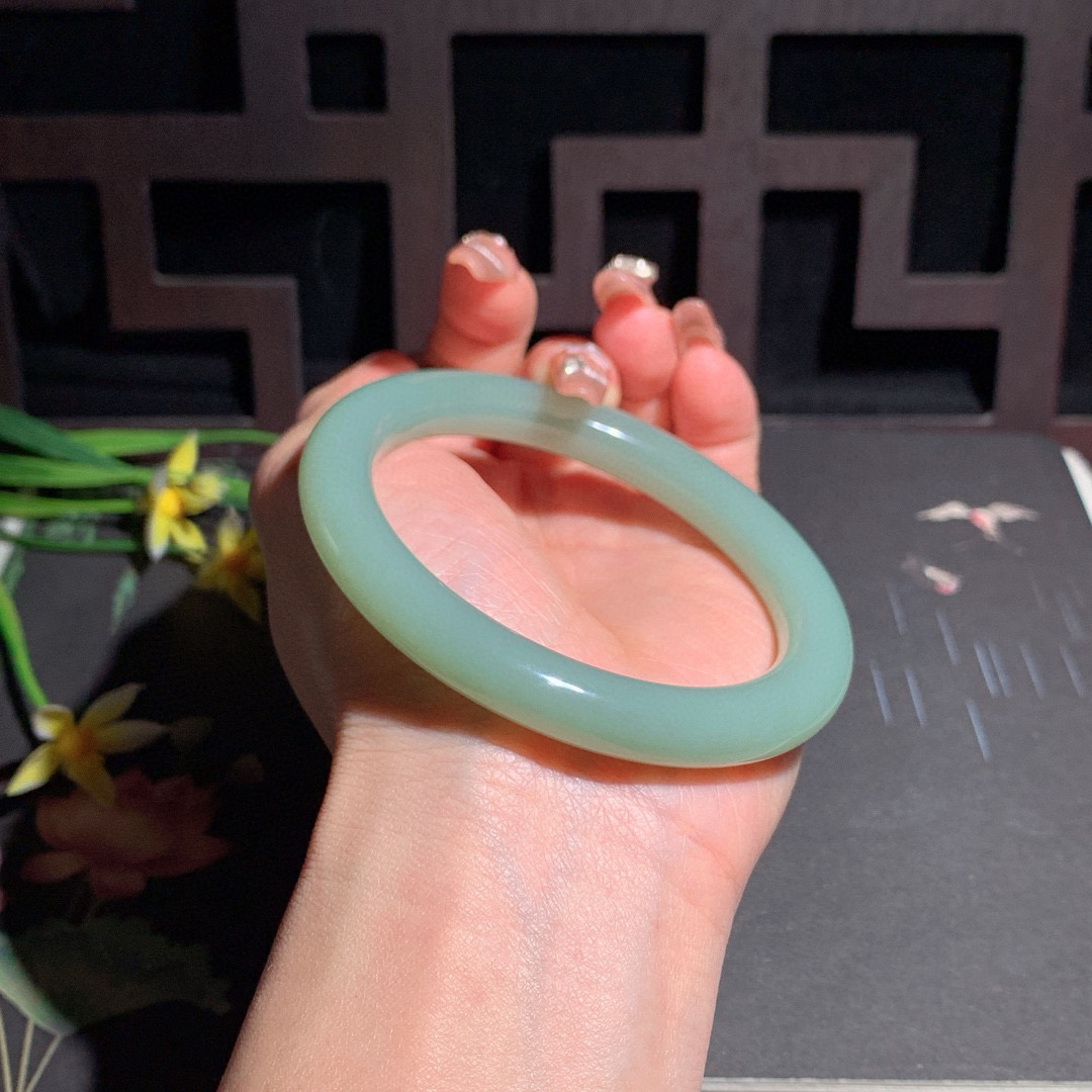 天蓝色，和田玉59.5圈口且末蓝圆条手镯！玉质细腻油润 底色纯净 无裂无黑脂粉好，品质高。