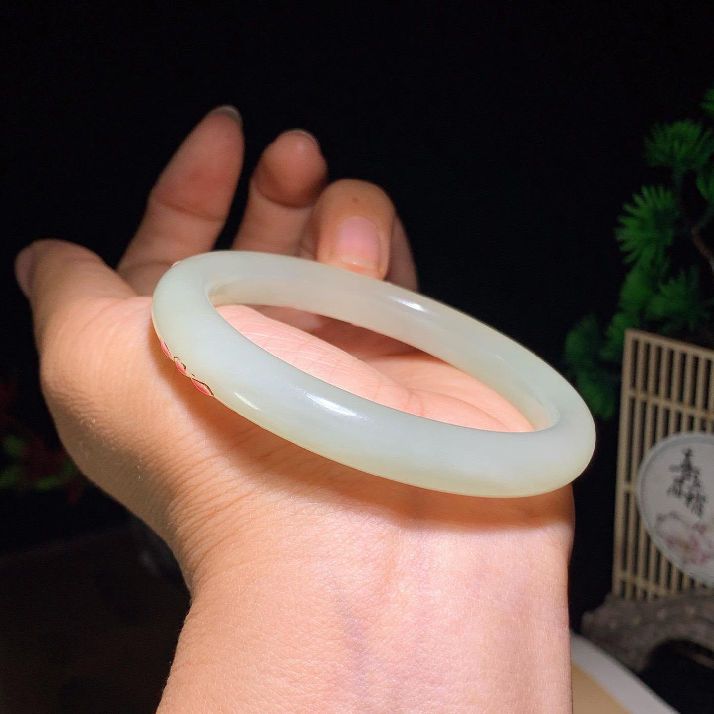 56圈口和田玉大漆清水花开富贵手镯 56圈口条宽9厚8重35.5克。玉质细腻油润。手推出油。佩戴高端典雅。lt260418