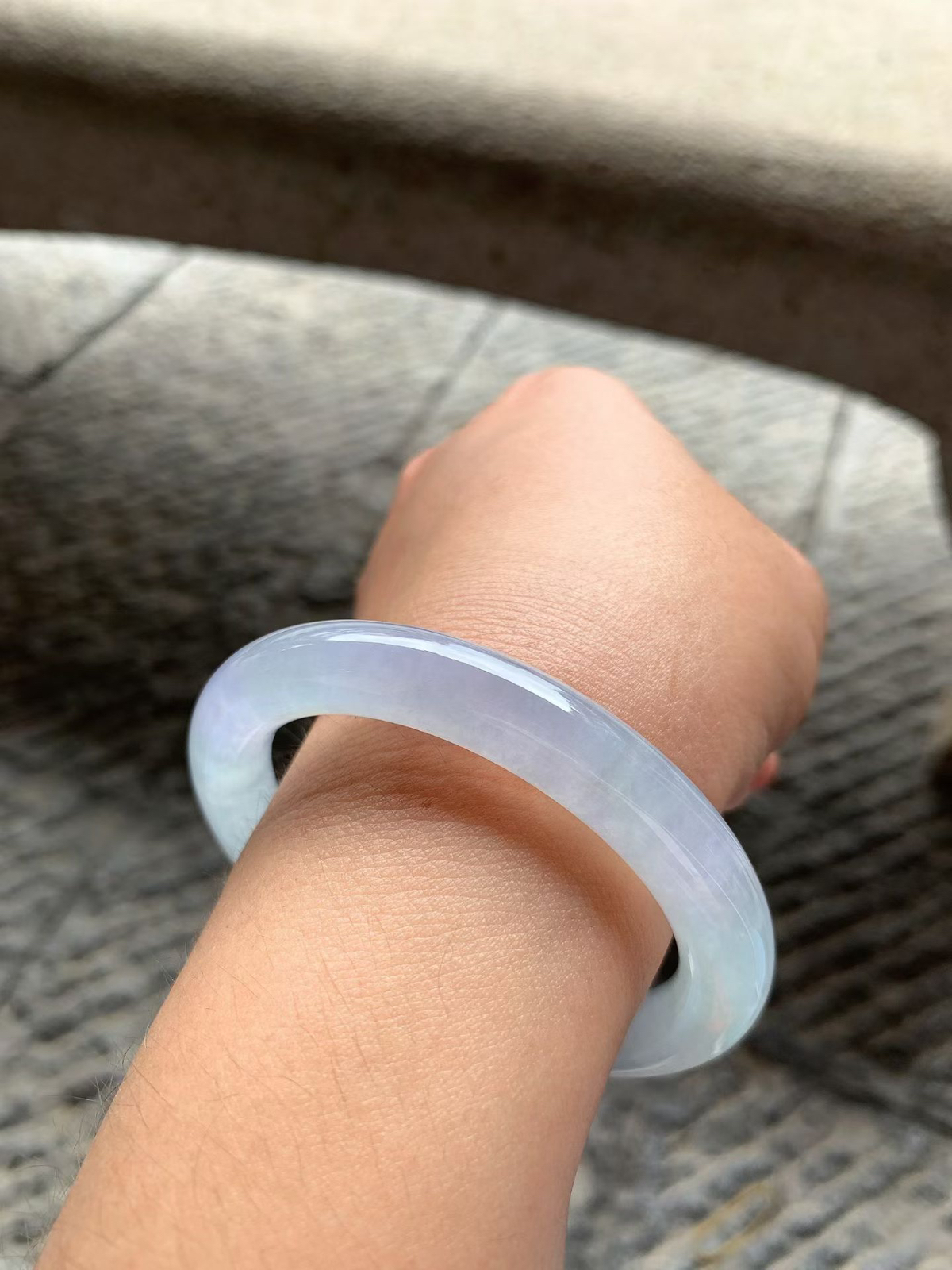 淡春彩圆条手镯尺寸54*9.8*9.5 ，老种通透，玉质莹润，光泽感强，水头充足，紫绿相间，色彩柔和，淡雅水灵！