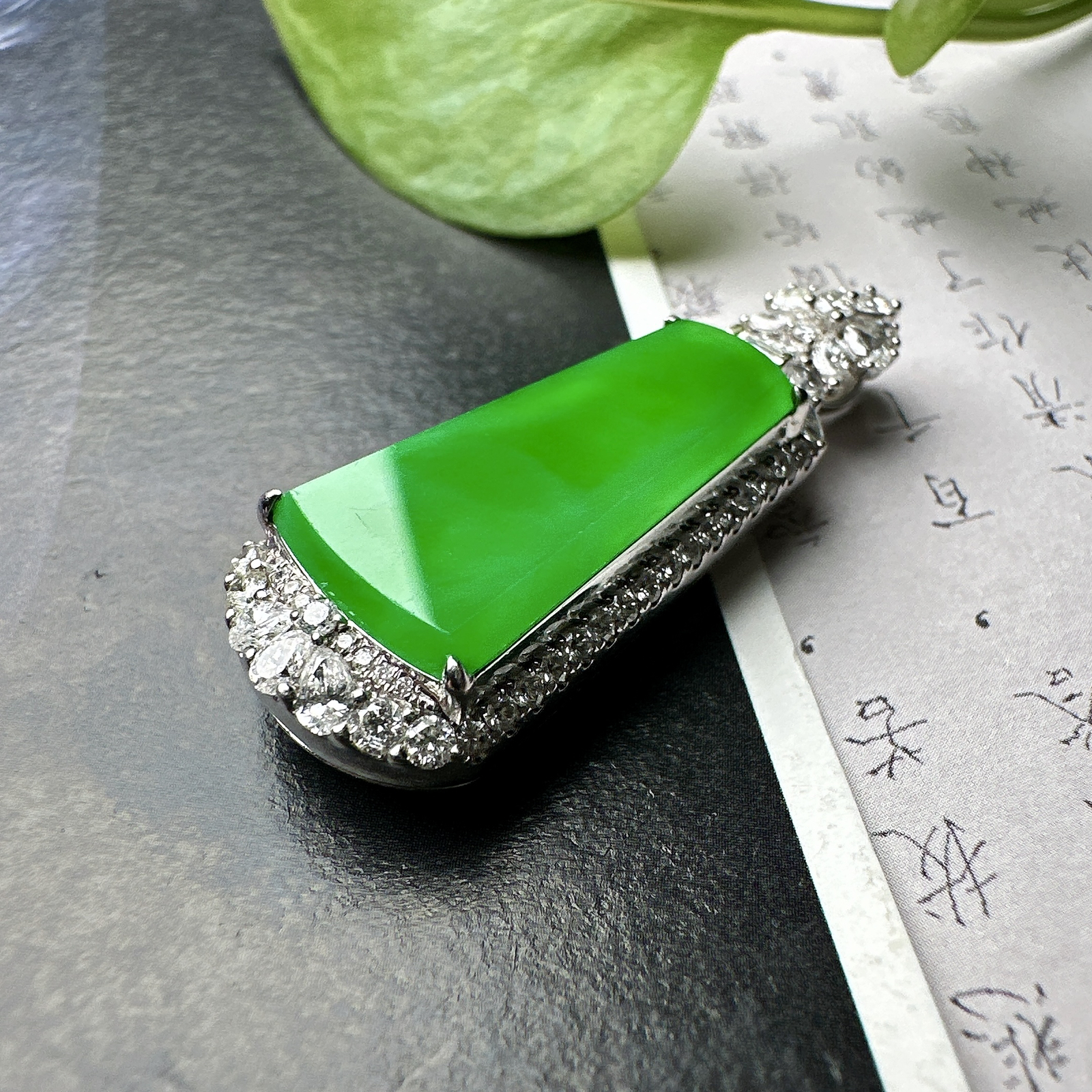 【冰种满绿无事牌】种水上乘，通透闪亮，晶莹剔透。收藏品质，18K金钻镶嵌，裸石尺寸22*11.6*2.6毫米。