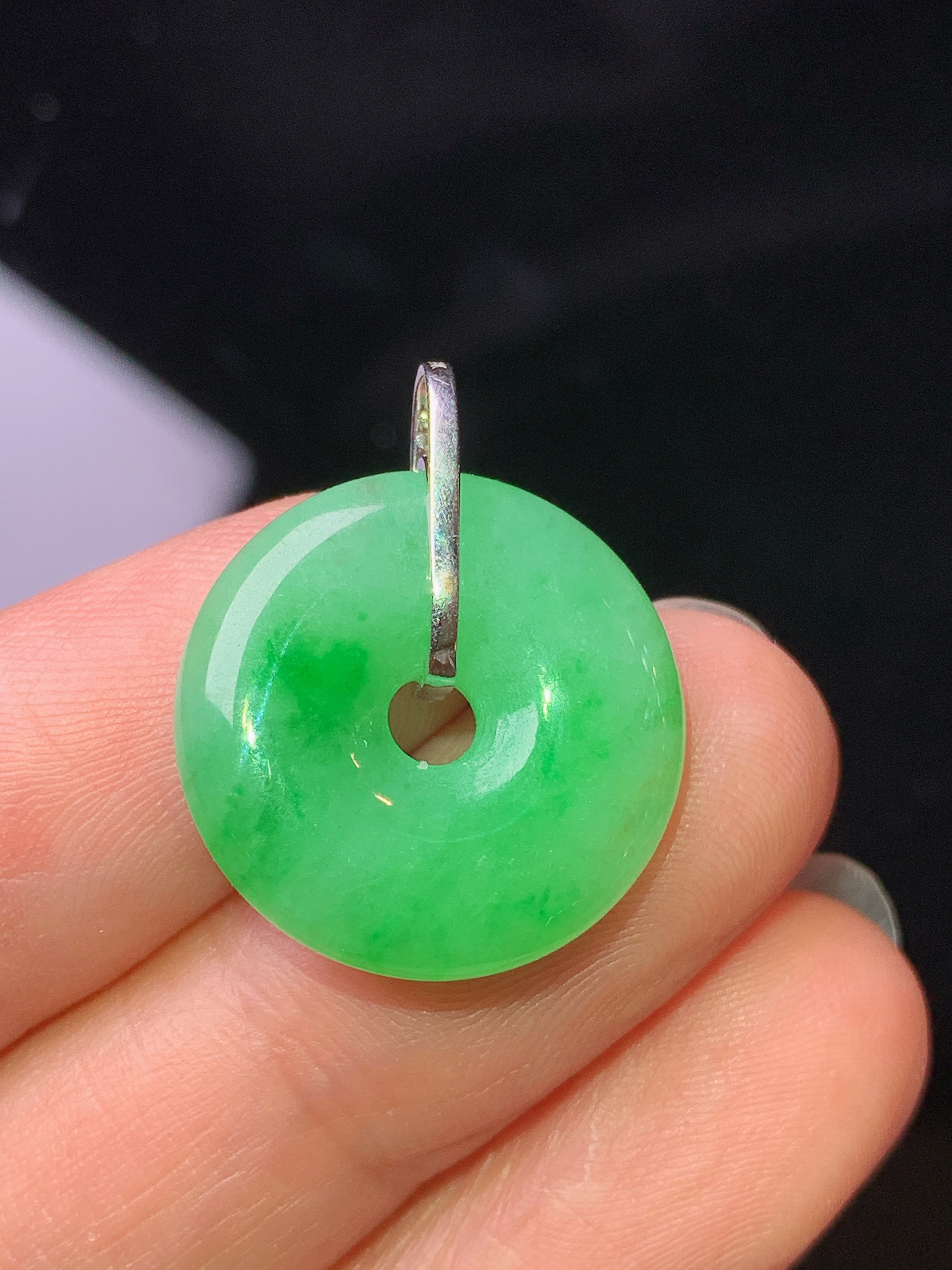 18k金钻镶嵌阳绿平安扣吊坠 玉质细腻 色泽艳丽清新 水润亮眼 整体尺寸22.5*18.5*4.6z1