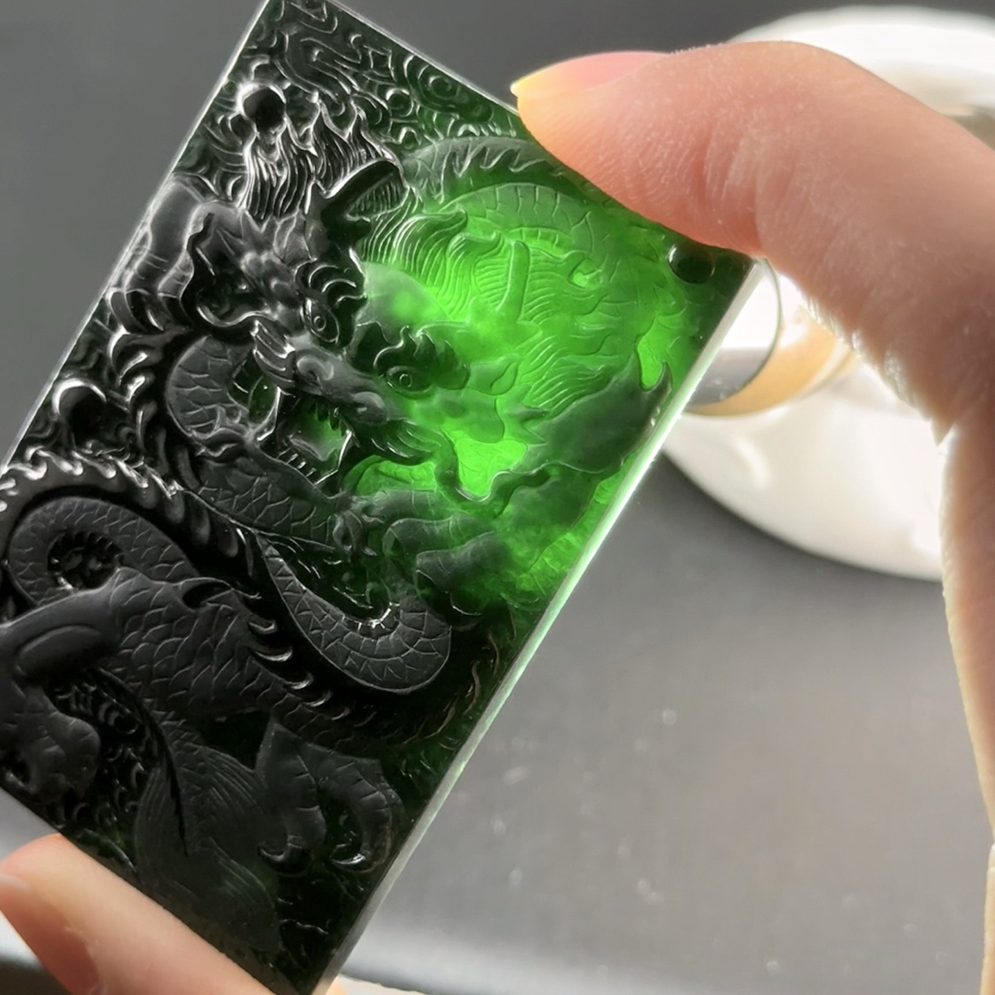 精品墨翠龙牌 种好色正 黑度极好 打灯通透 油性十足 尺寸61.5