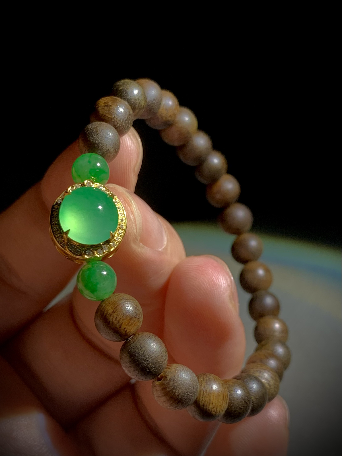手链手串，翡翠绿蛋面裸石约9.2-8.6-4mm，
整体12.5-11.5-8.8mm，18K金，南非钻，
两粒翡翠绿珠，23粒沉香木珠7.2mm