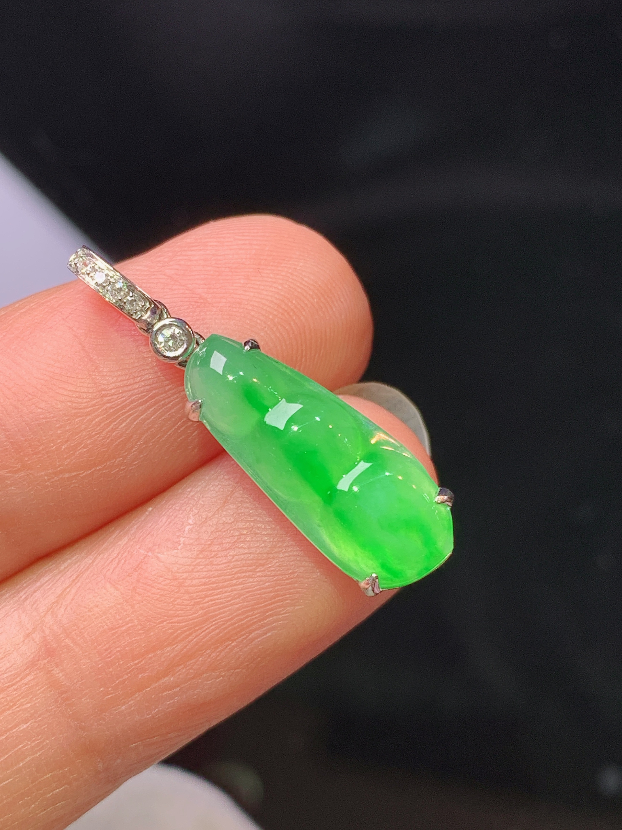 18k金钻镶嵌冰阳绿四季豆吊坠 玉质细腻 色泽艳丽清新 水润亮眼 整体尺寸26.5*7*6.3h1