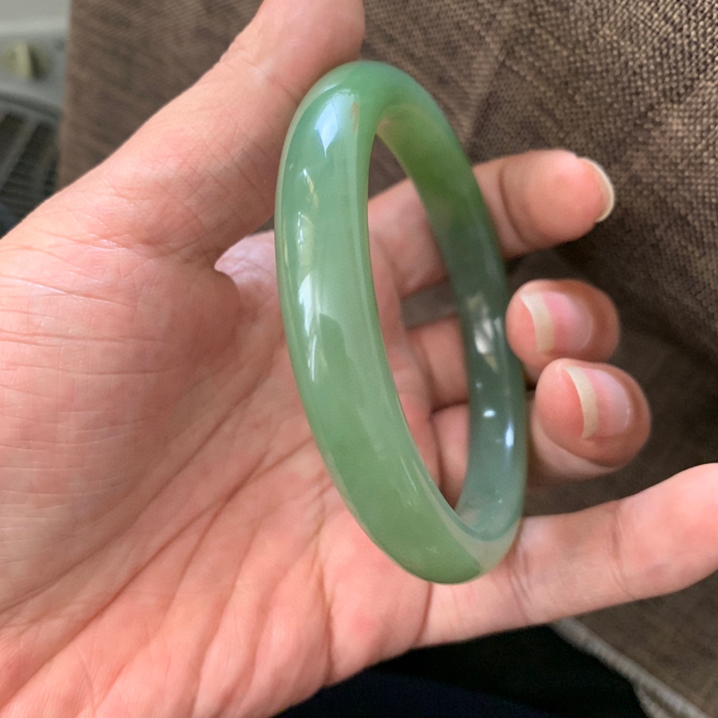 和田玉63圈口翠青手镯手镯！新疆翠手镯，玉质细腻油润 底色纯净 无裂无杂 脂粉好，品质高