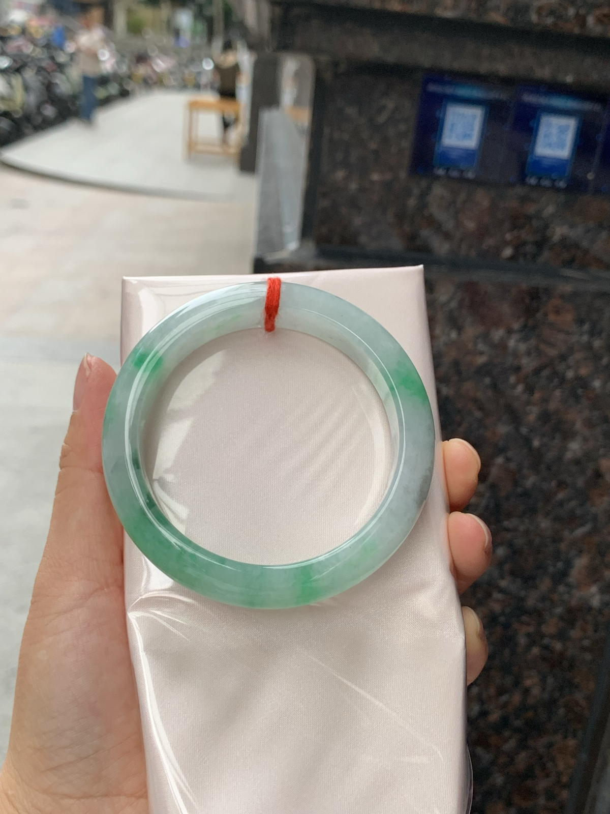 飘绿正圈飘乌鸡
尺寸：56.8-13.2-8.9